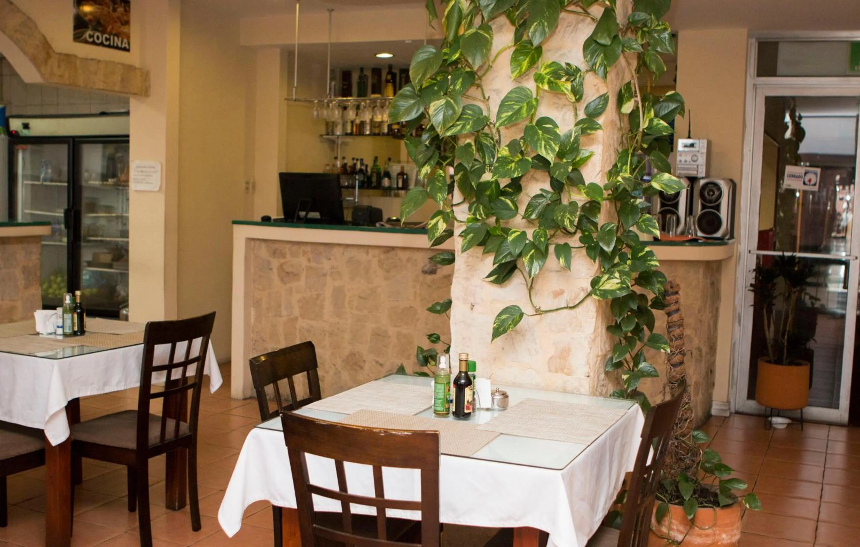 Restaurant/places to eat in Hotel Novo