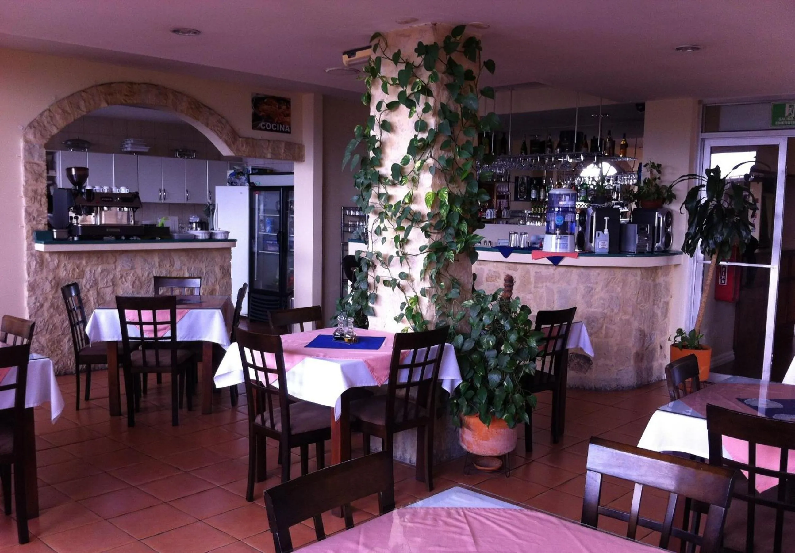 Restaurant/places to eat in Hotel Novo