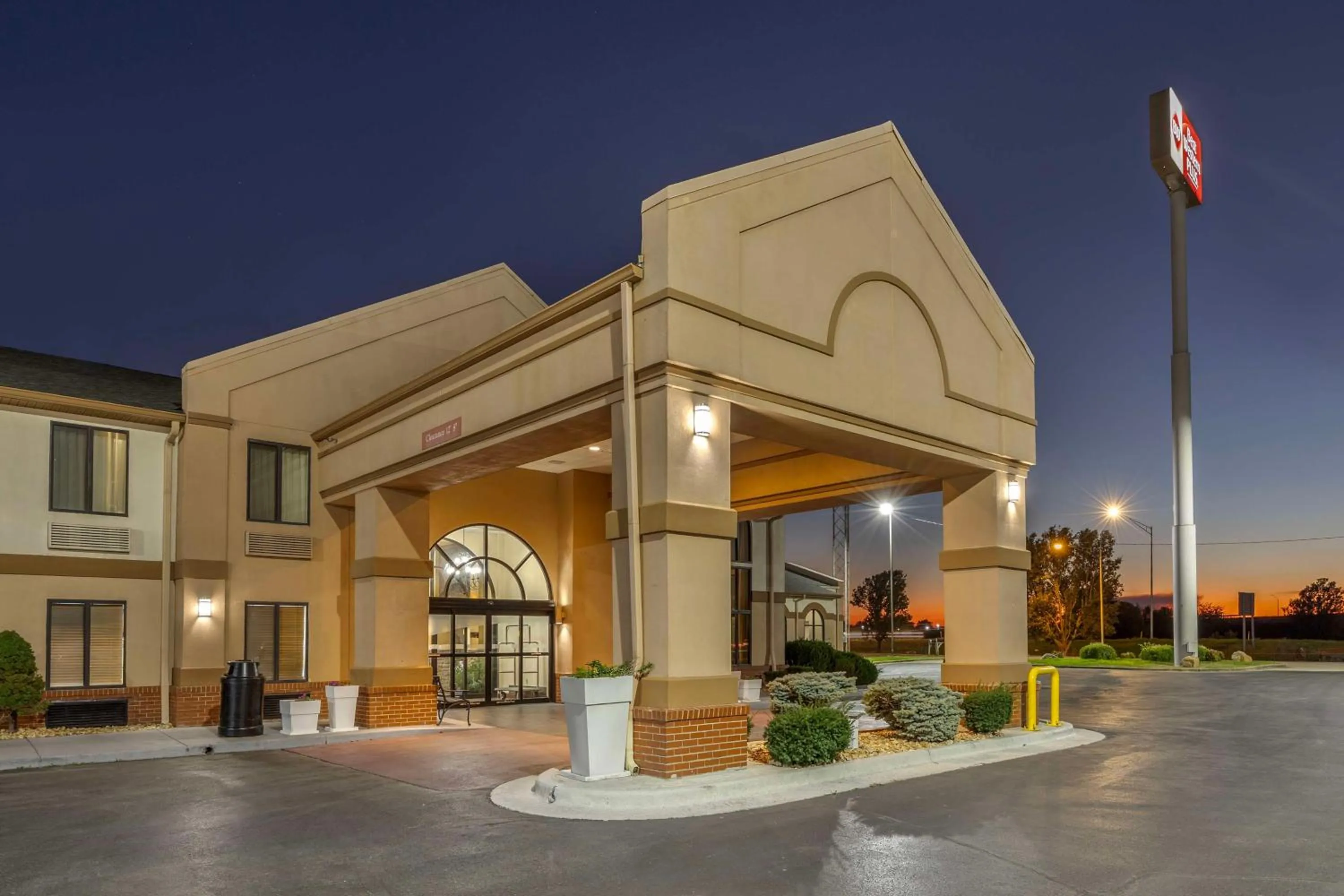 Property building in Best Western Plus Sikeston