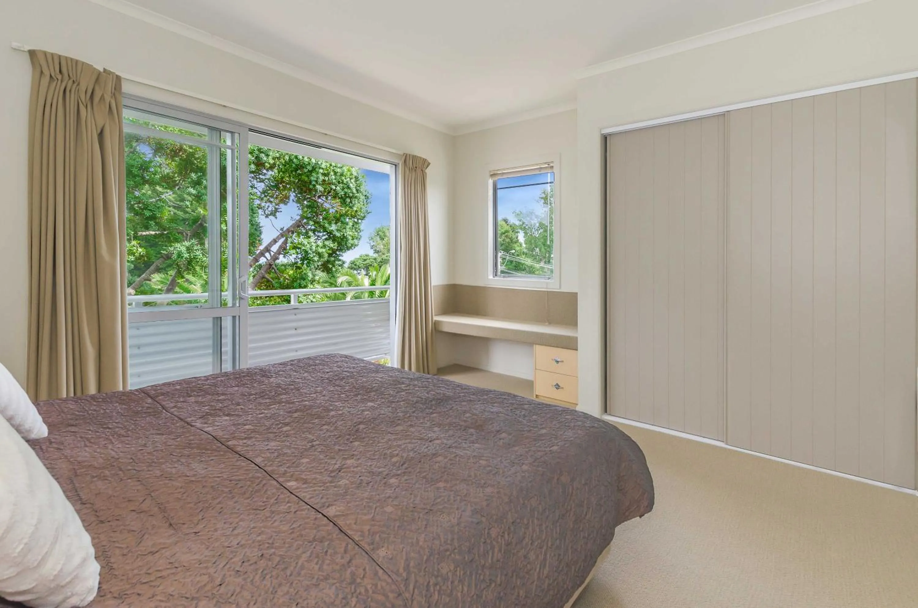 Bedroom, Bed in Raumati Sands Resort