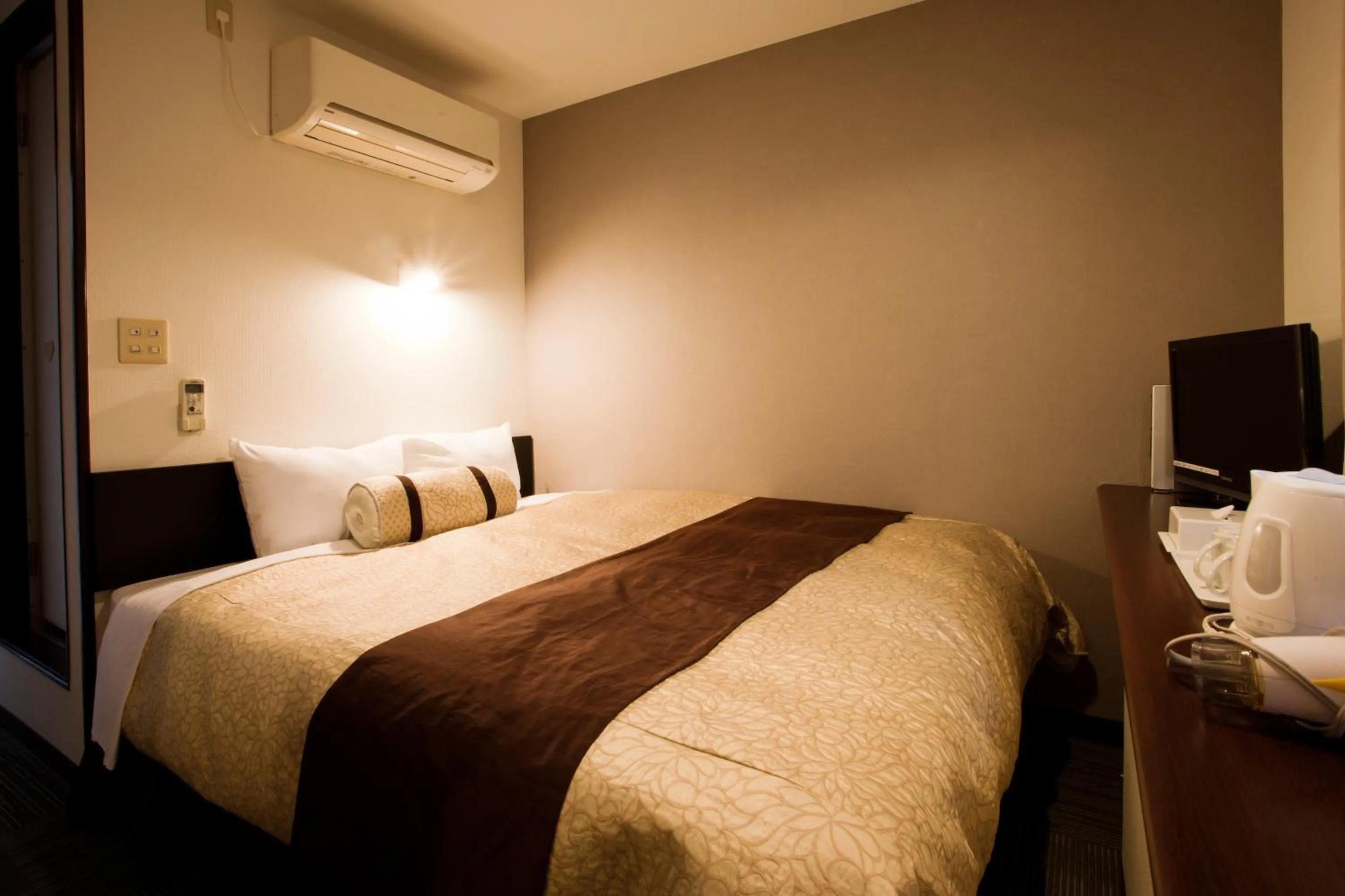 Bed in Kakegawa Station Hotel