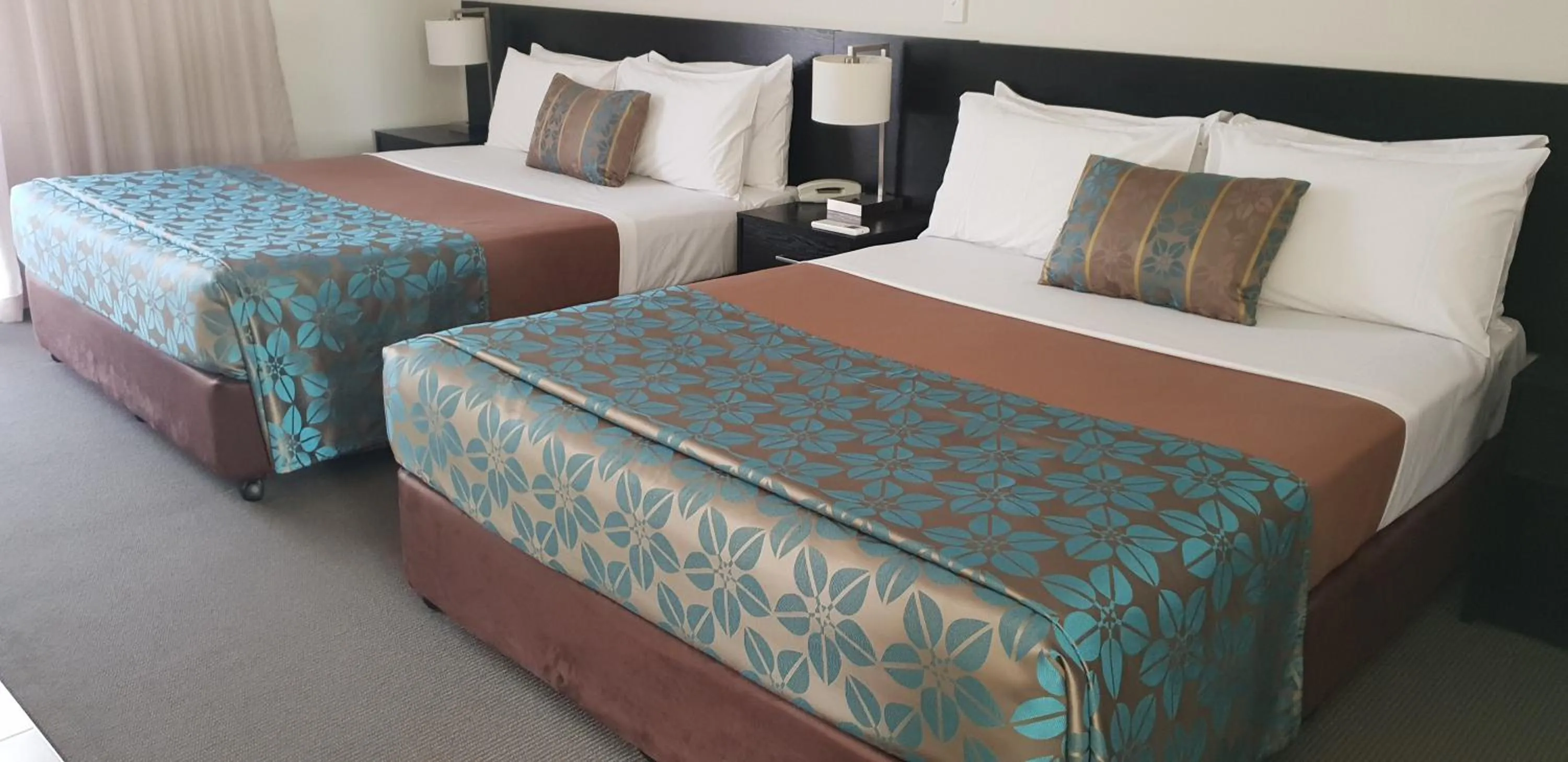 Bedroom, Bed in Royal Motel Miles