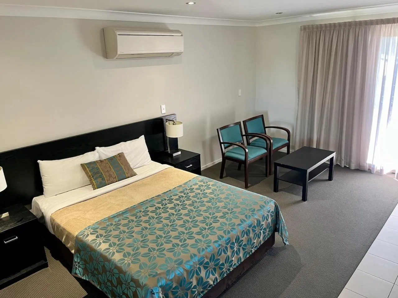 Bed in Royal Motel Miles