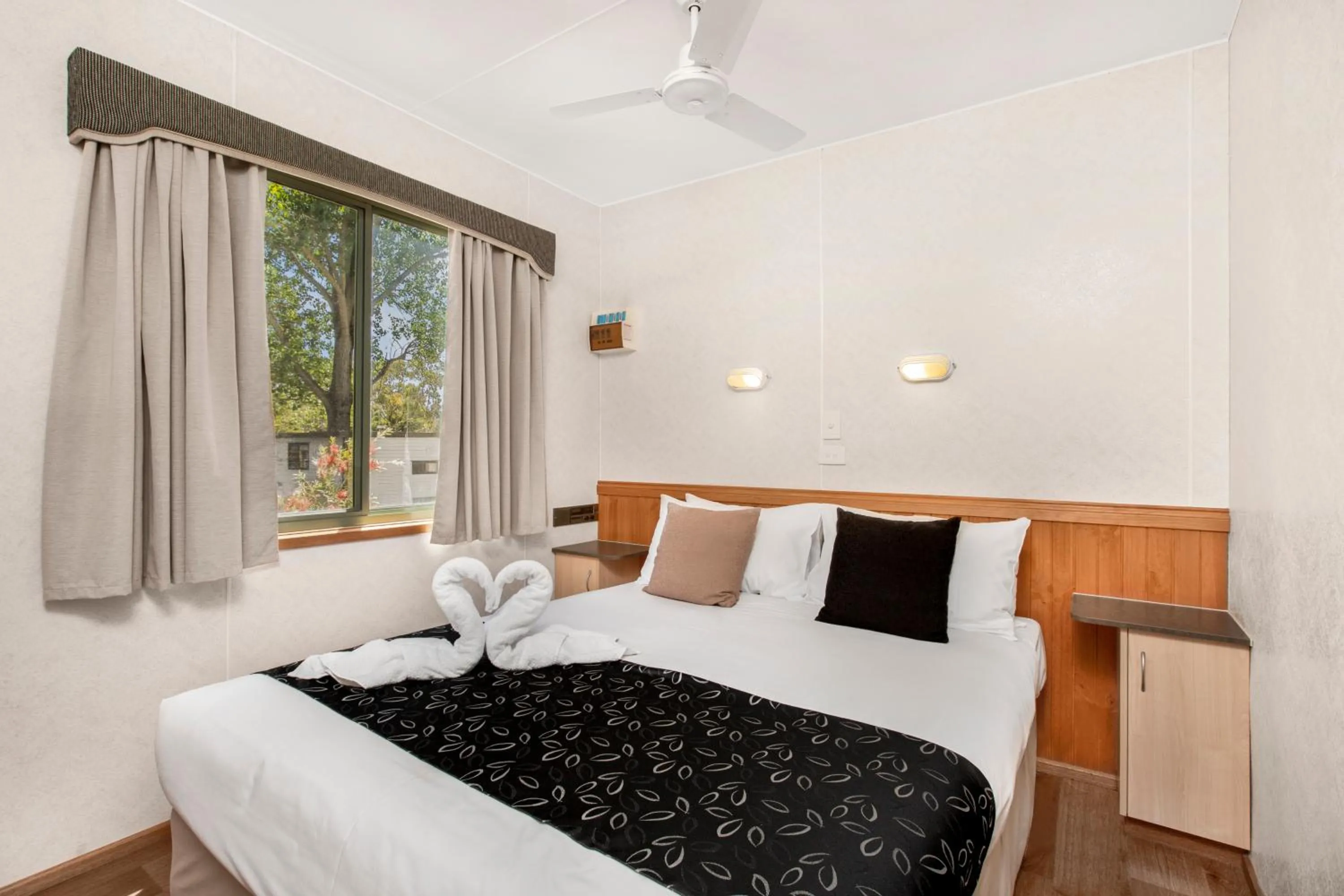 Bed in Breeze Holiday Parks - Halls Gap
