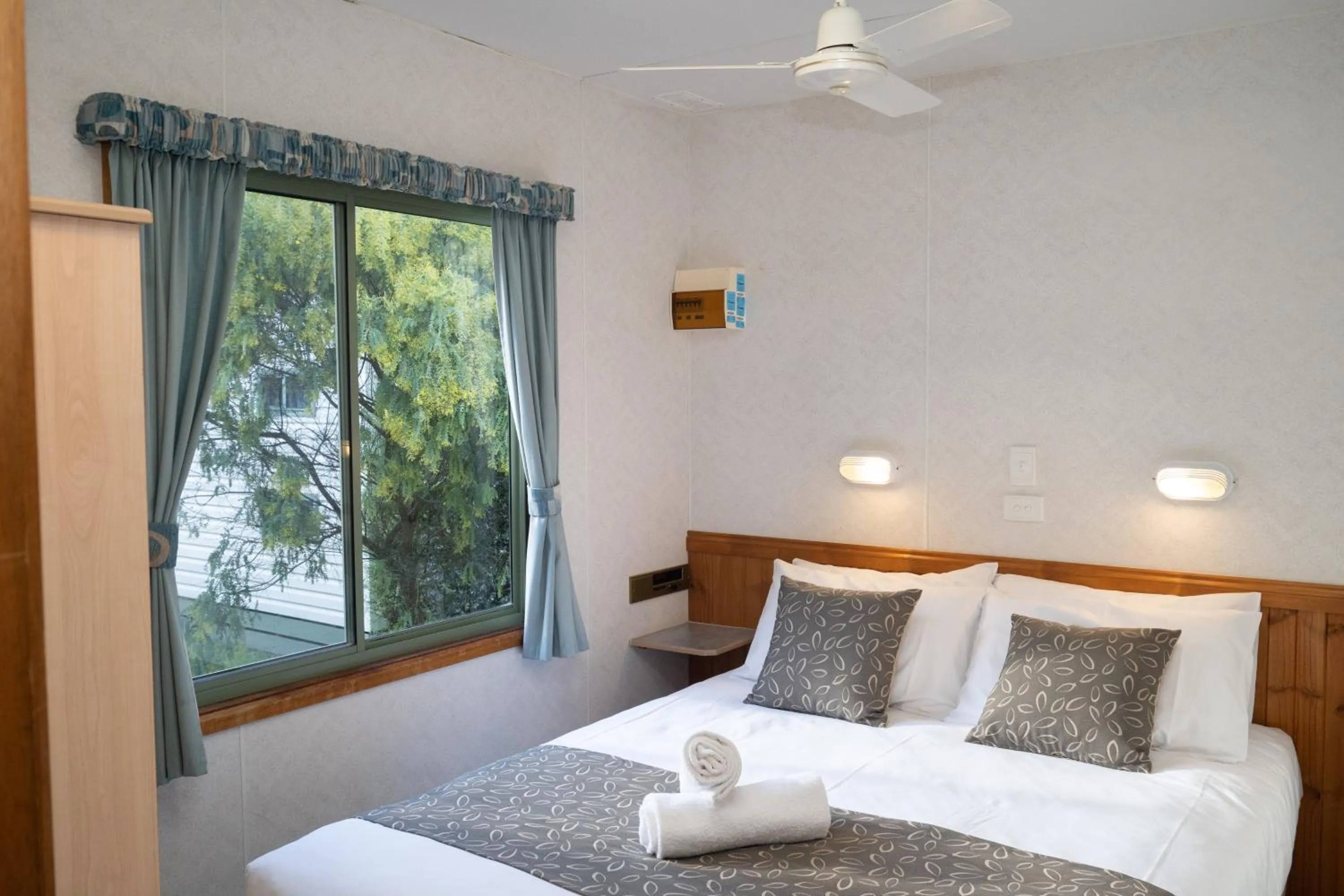 Bed in Breeze Holiday Parks - Halls Gap