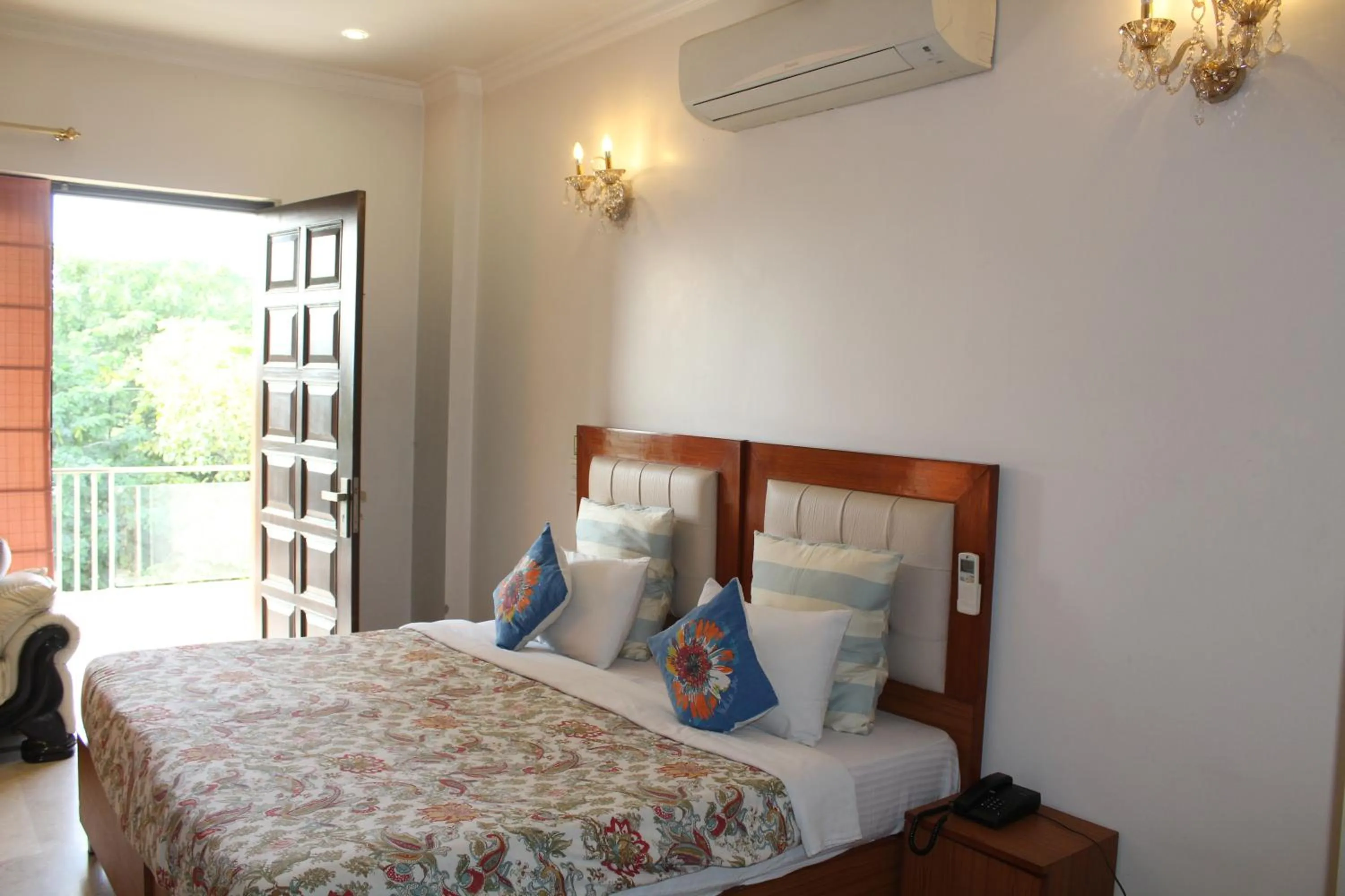 Bedroom, Bed in Perch Arbor Suites