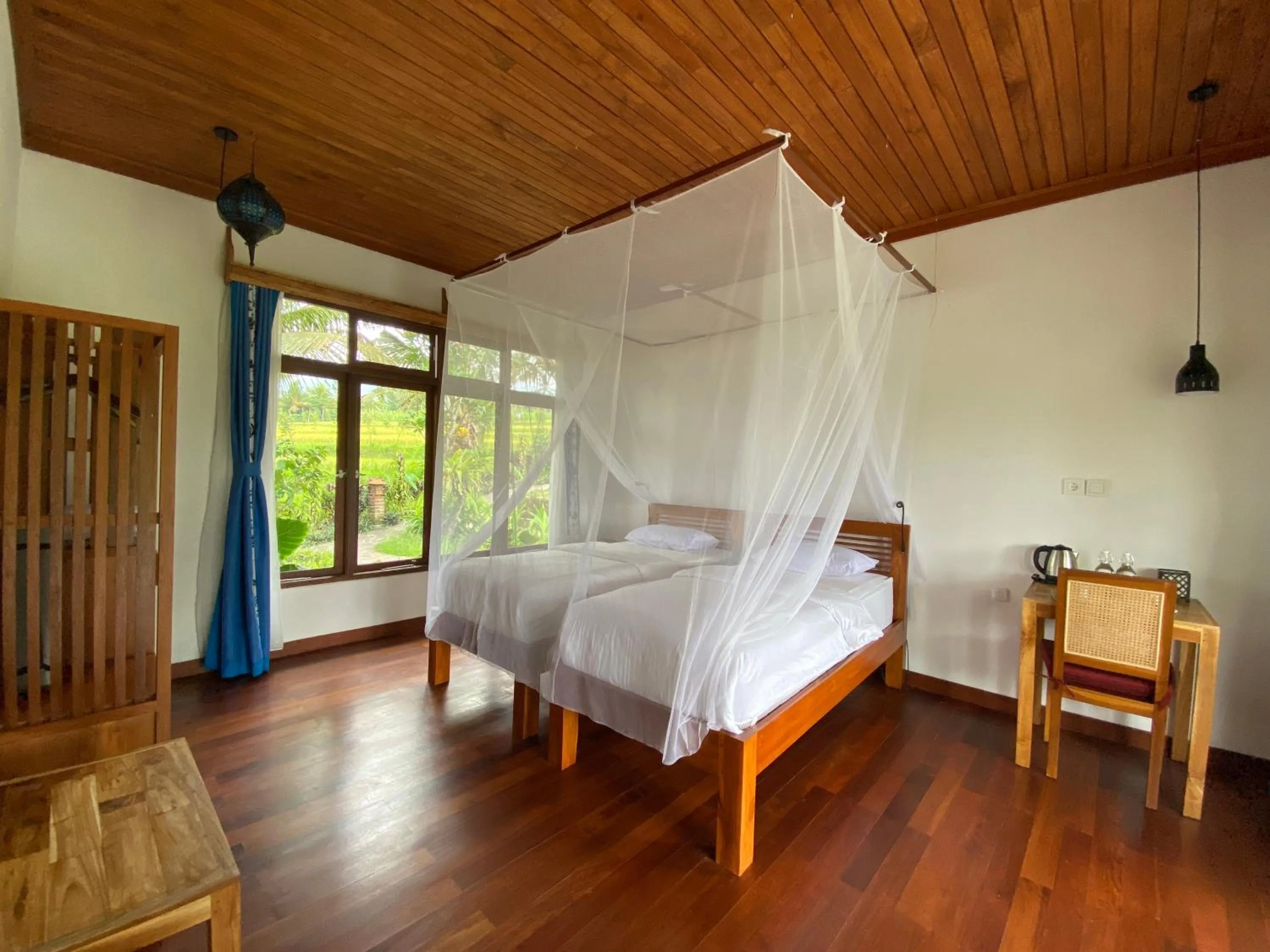 Property building, Bed in Lesong Hotel and Restaurant