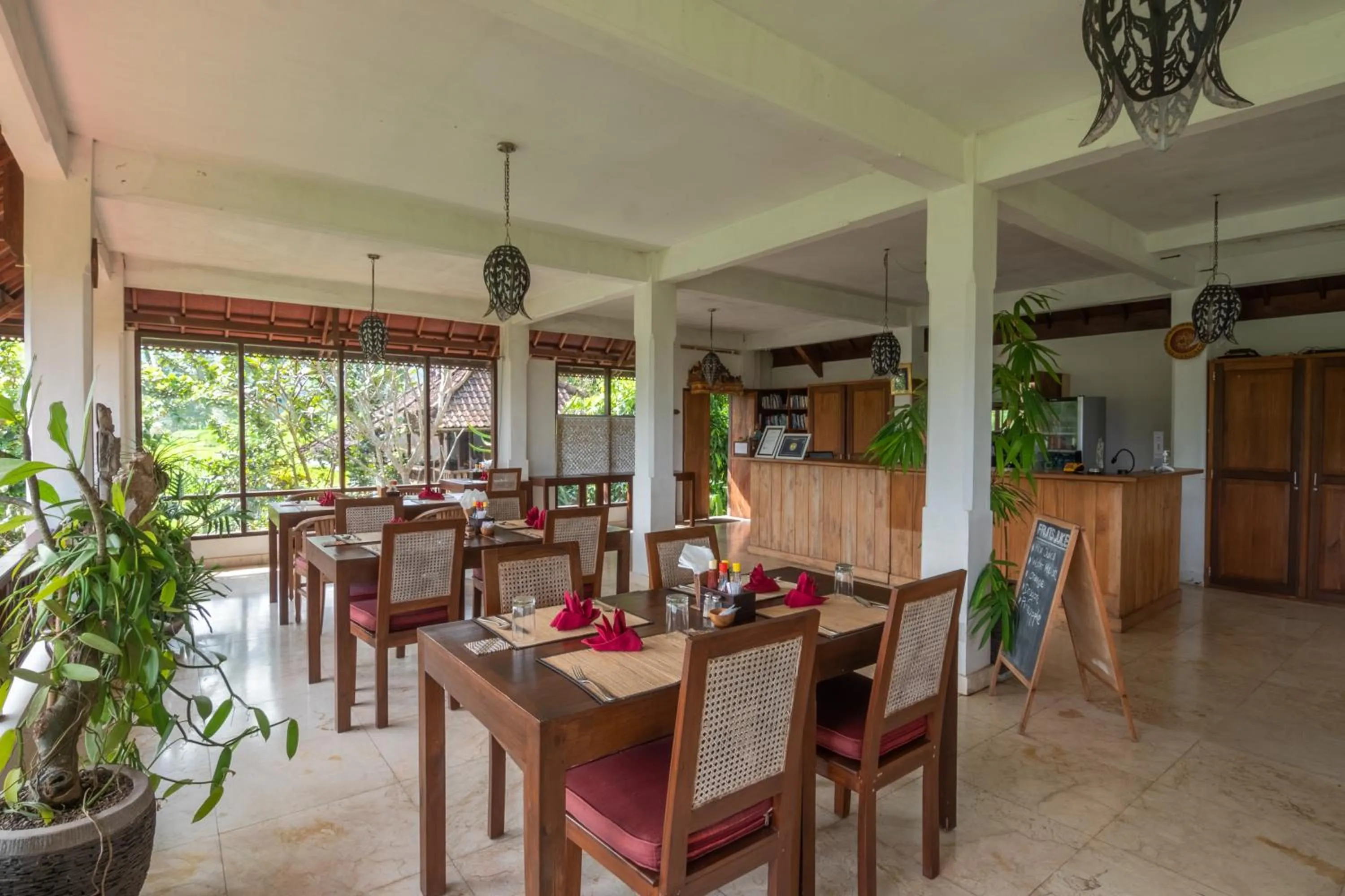 Restaurant/places to eat in Lesong Hotel and Restaurant