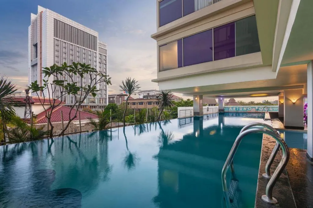 Swimming pool in Quest Hotel Darmo - Surabaya by ASTON