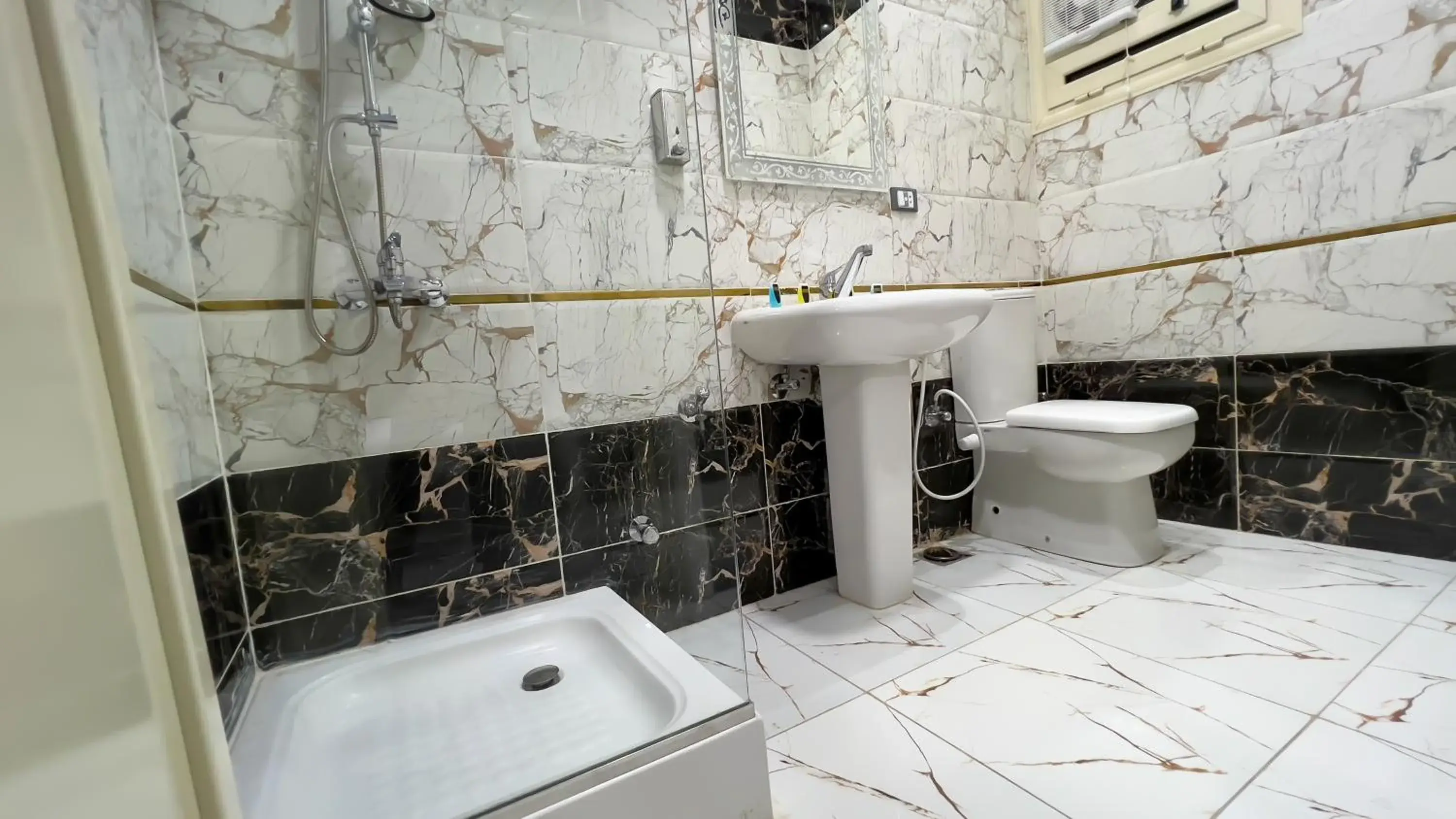 Double Room with Private Bathroom - single occupancy in AlaskaPyramidsView Double Room with Private Bathroom - single occupancy in AlaskaPyramidsView