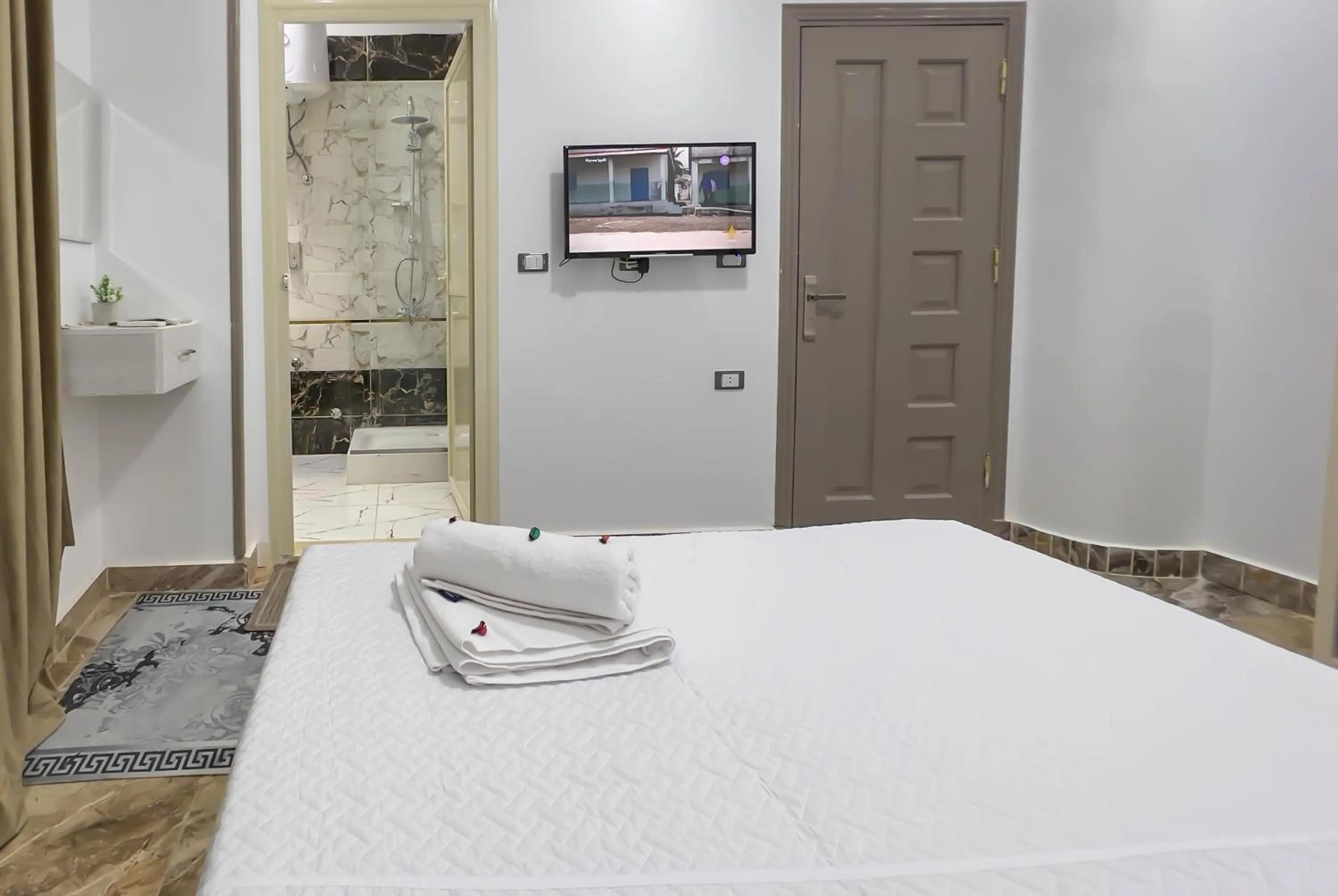 Bed in AlaskaPyramidsView