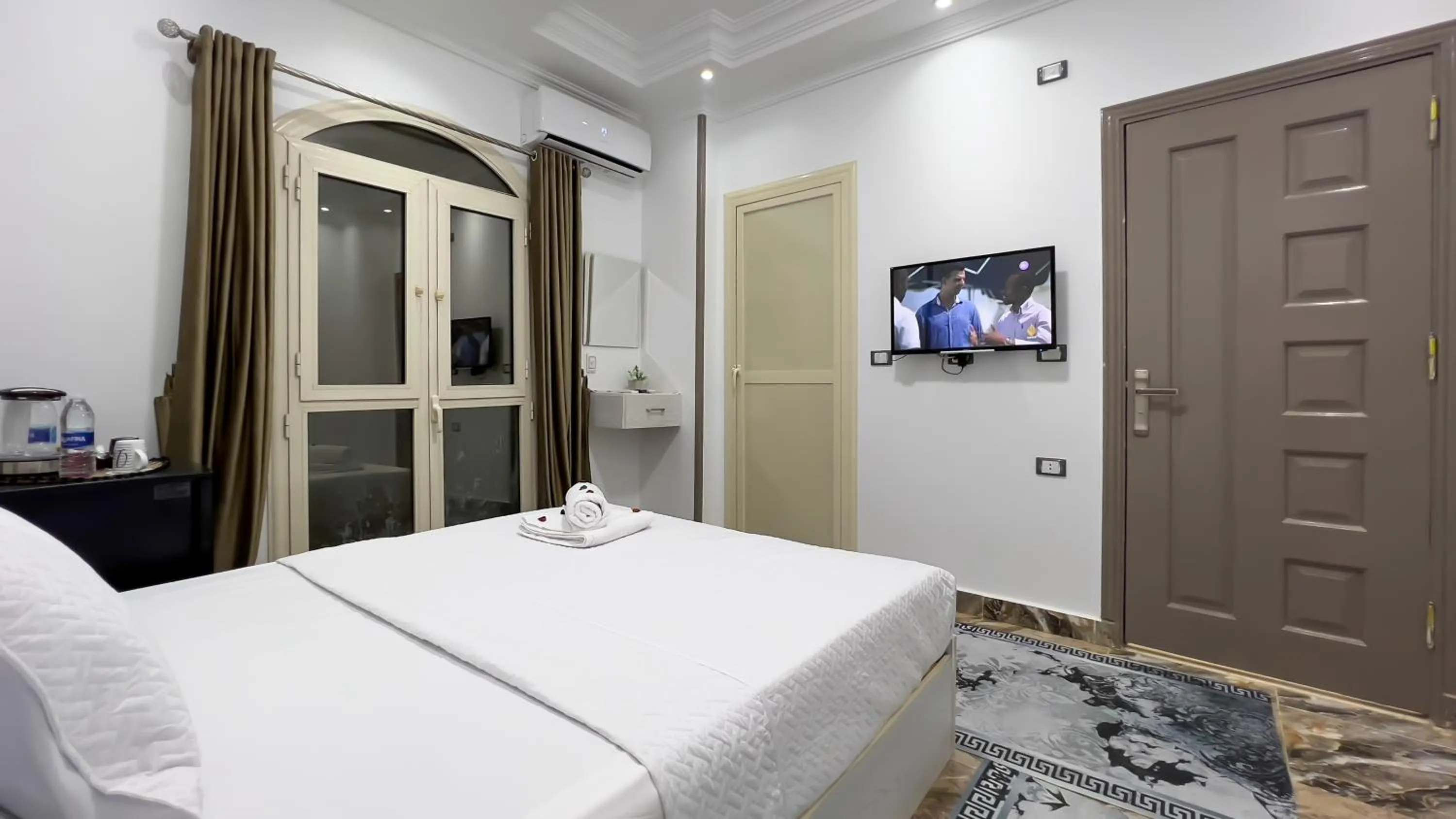 Bed in AlaskaPyramidsView