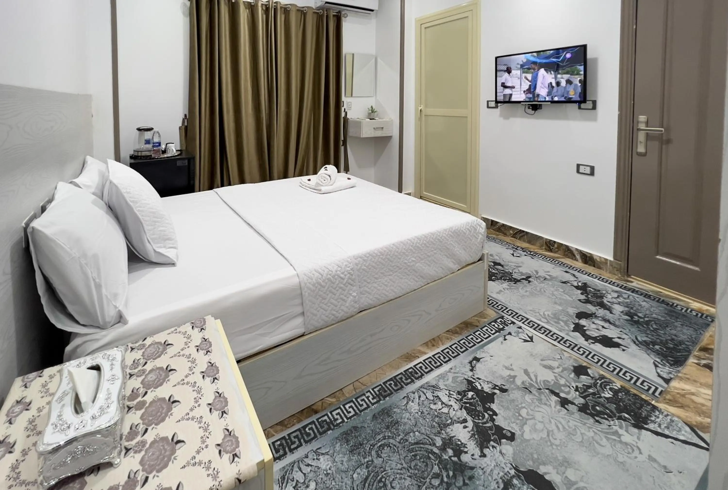 Bedroom, Bed in AlaskaPyramidsView