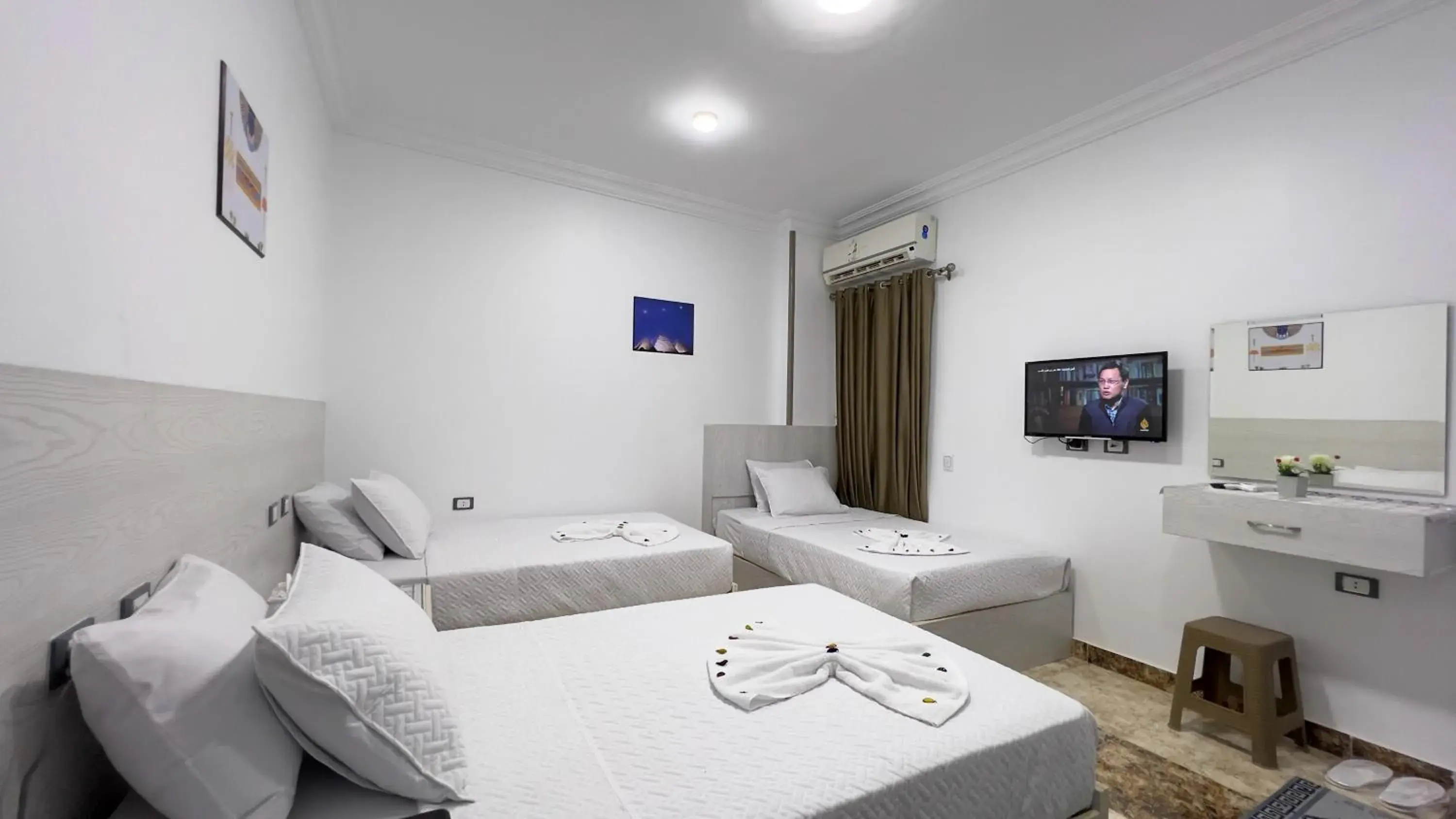 Triple Room with Bathroom - single occupancy in AlaskaPyramidsView Triple Room with Bathroom - single occupancy in AlaskaPyramidsView