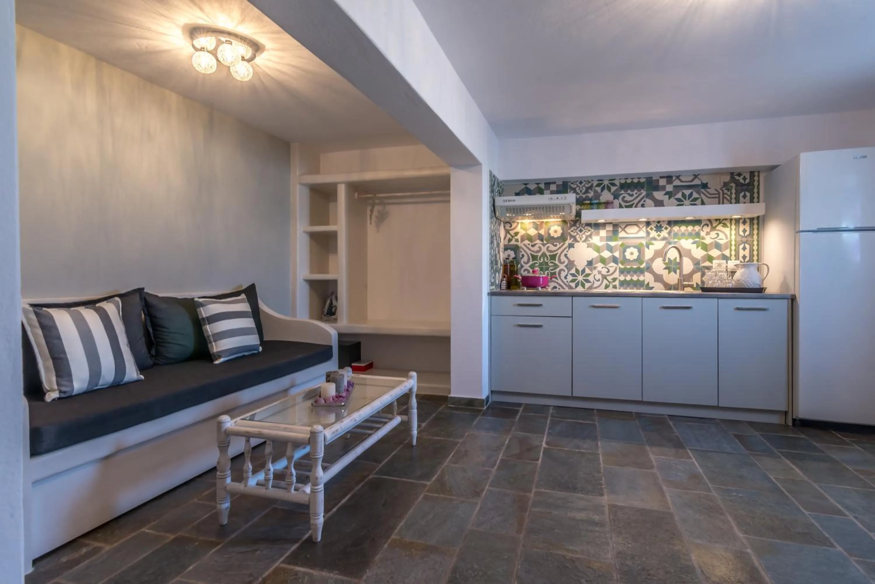 Coffee/tea facilities in Eiriana Luxury Suites