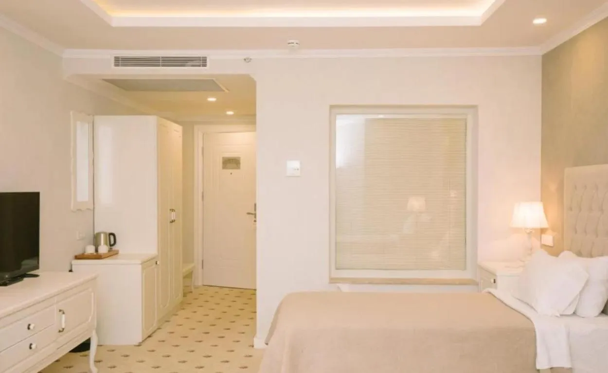 Photo of the whole room, Bed in Burgaz İzer Hotel