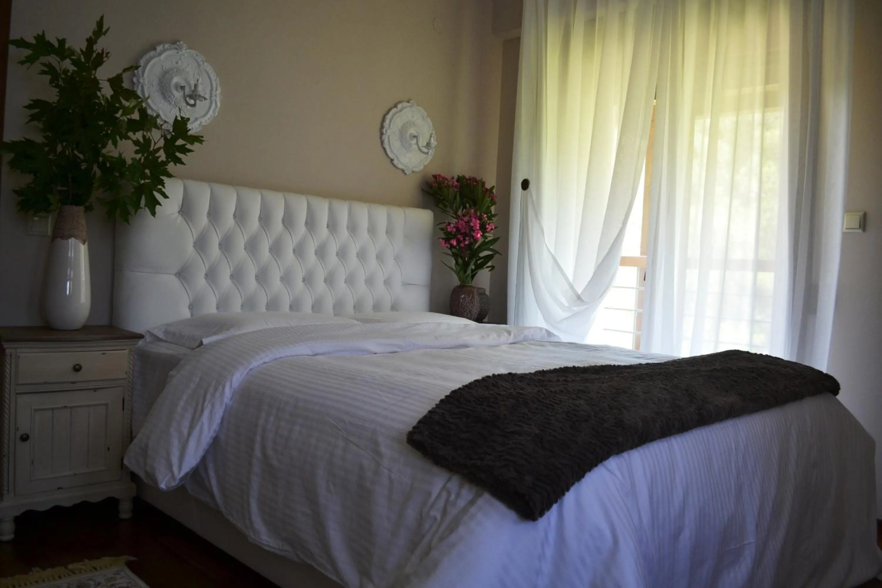 Photo of the whole room, Bed in Evmorfes Villas