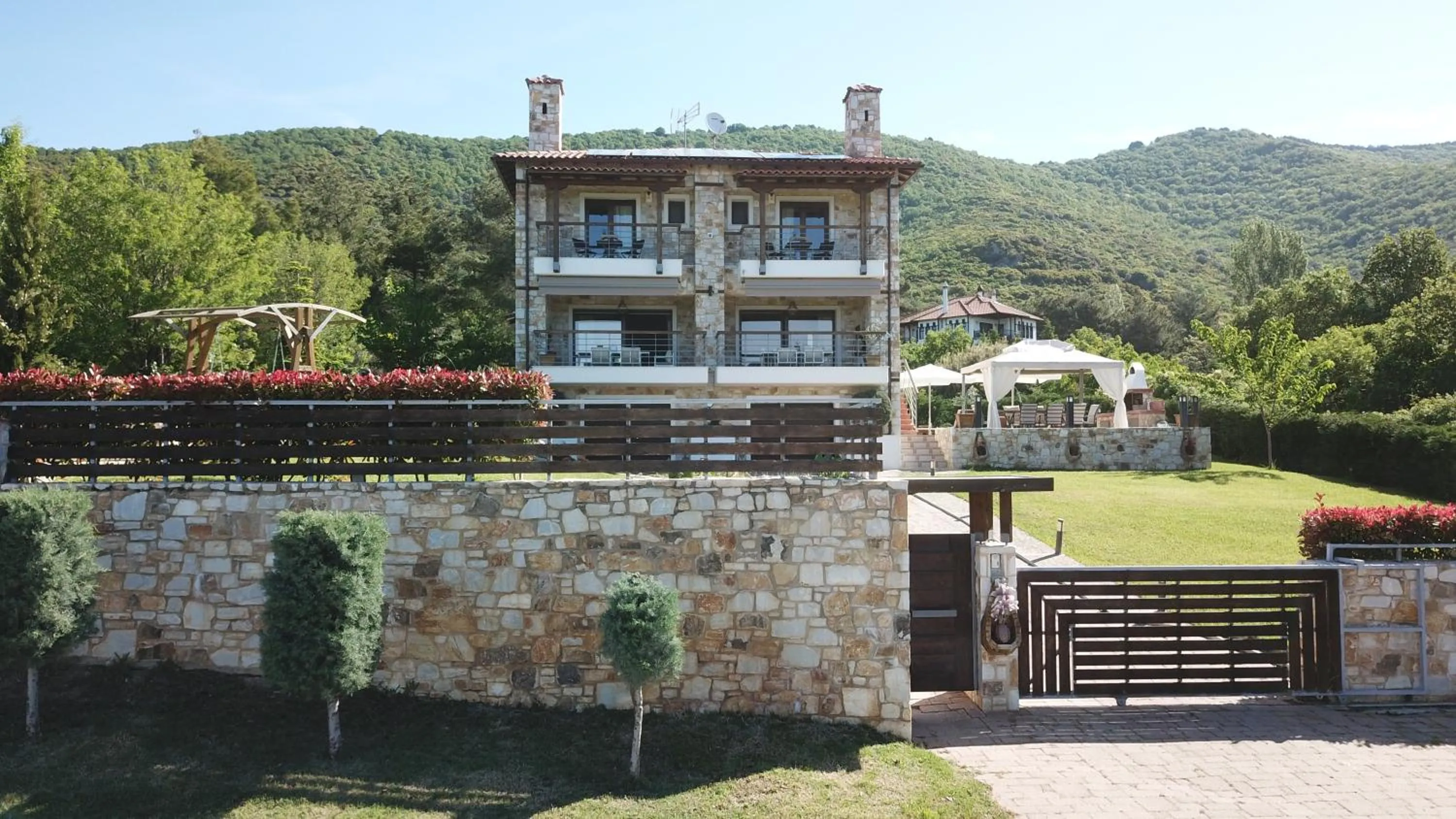 Facade/entrance in Evmorfes Villas