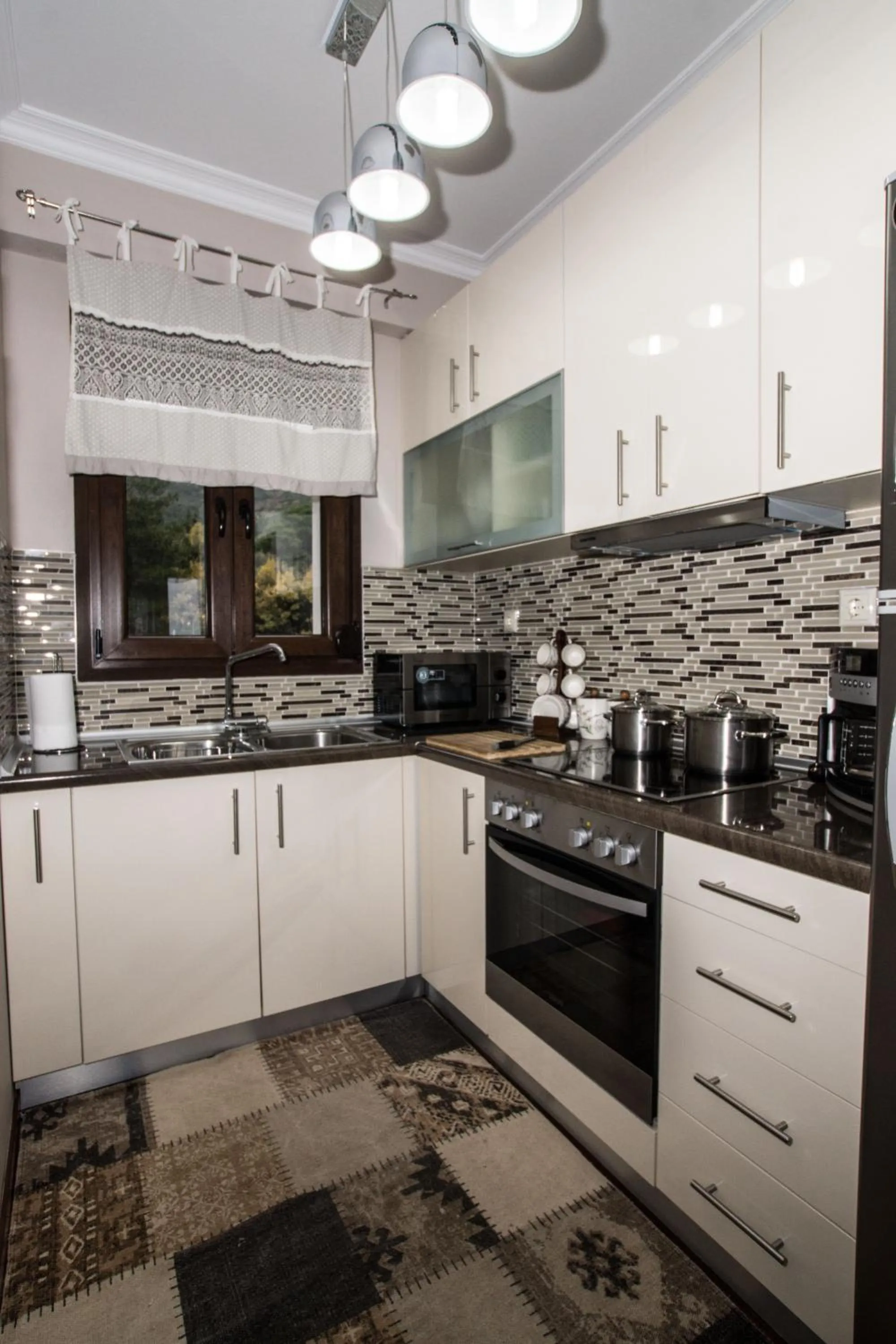 Kitchen or kitchenette in Evmorfes Villas