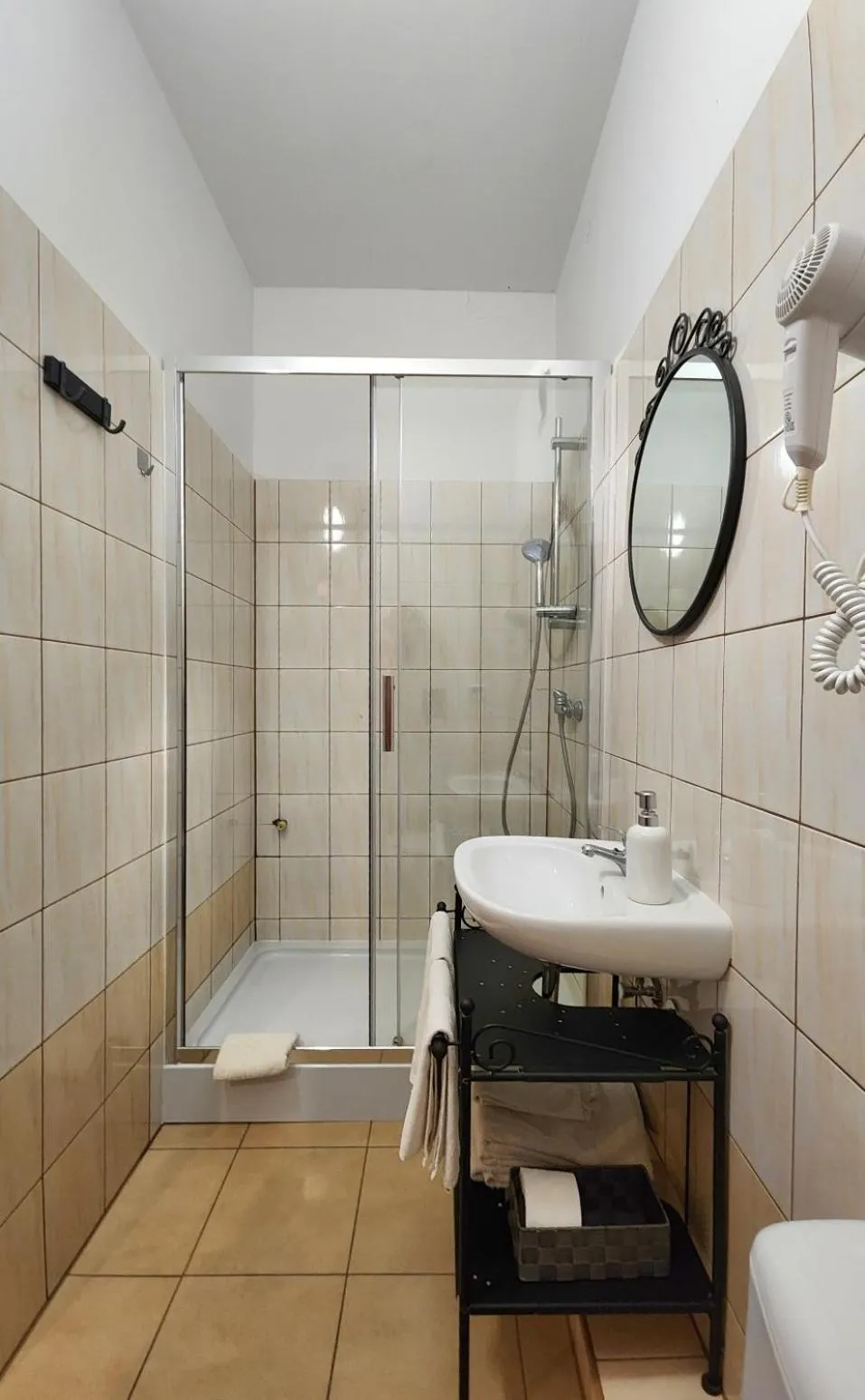 Shower in Hostel Zamość - pokoje gościnne - bezpłatny parking