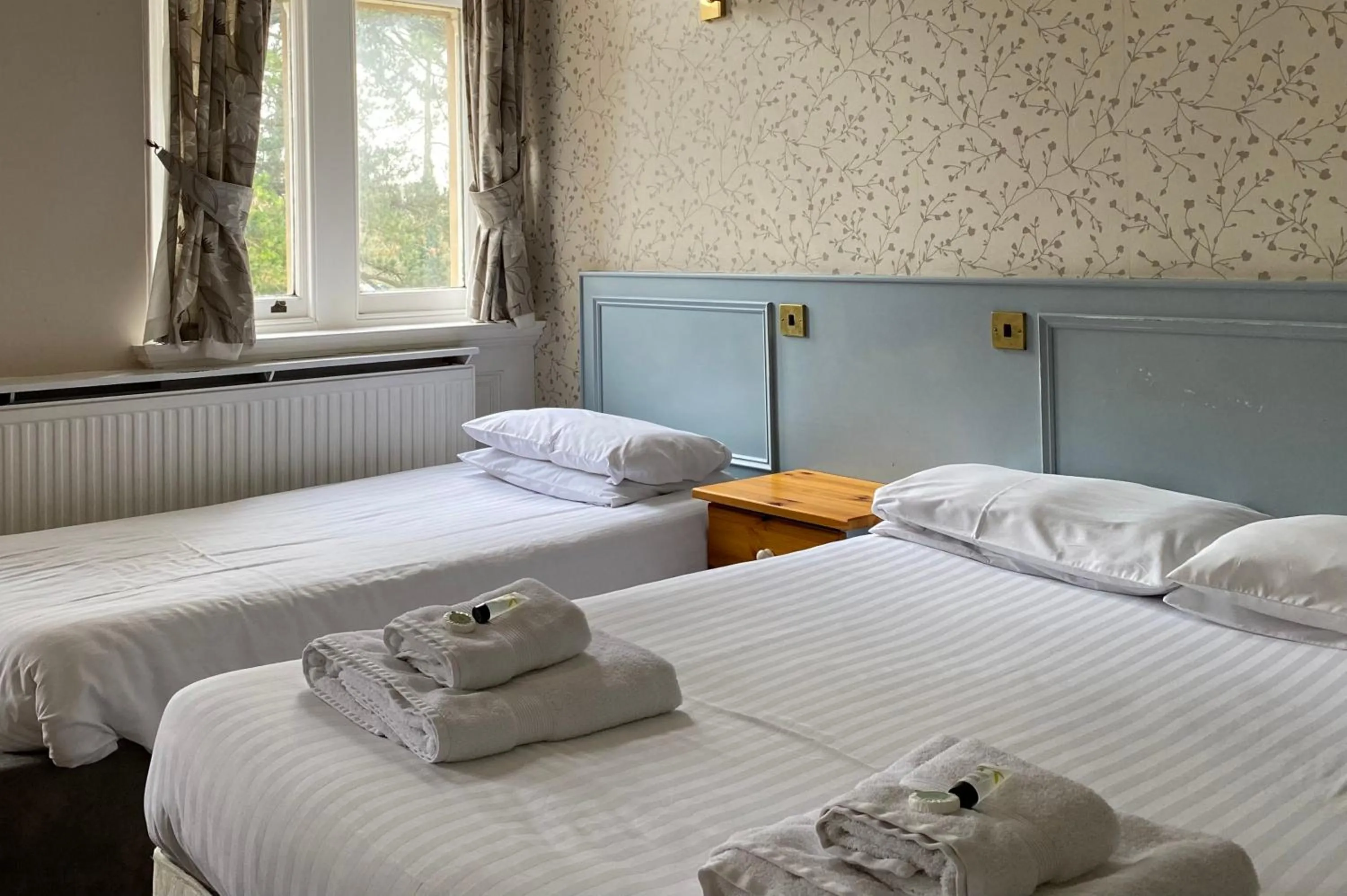 Bedroom, Bed in Fieldways