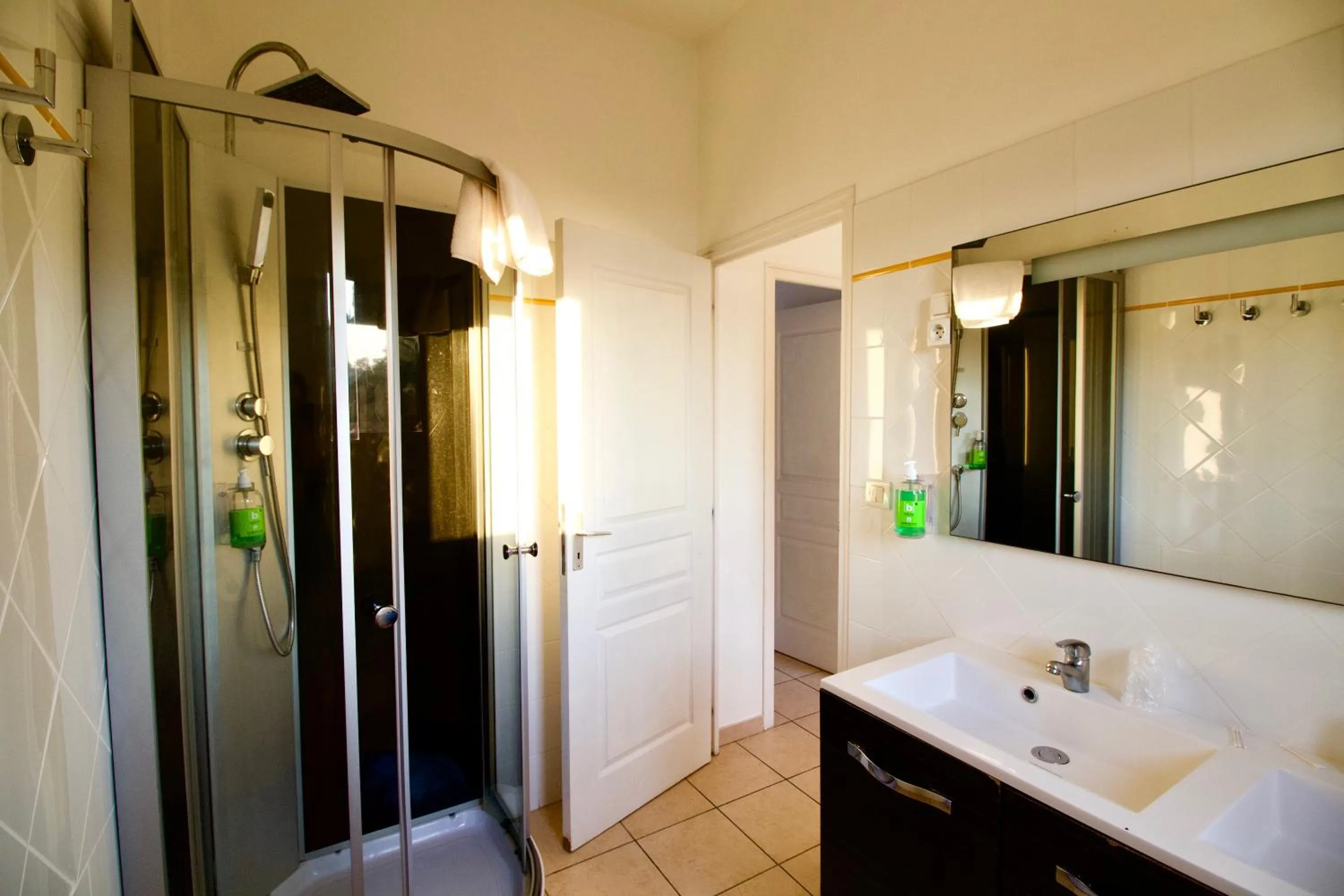 Shower in Hôtel Sampiero