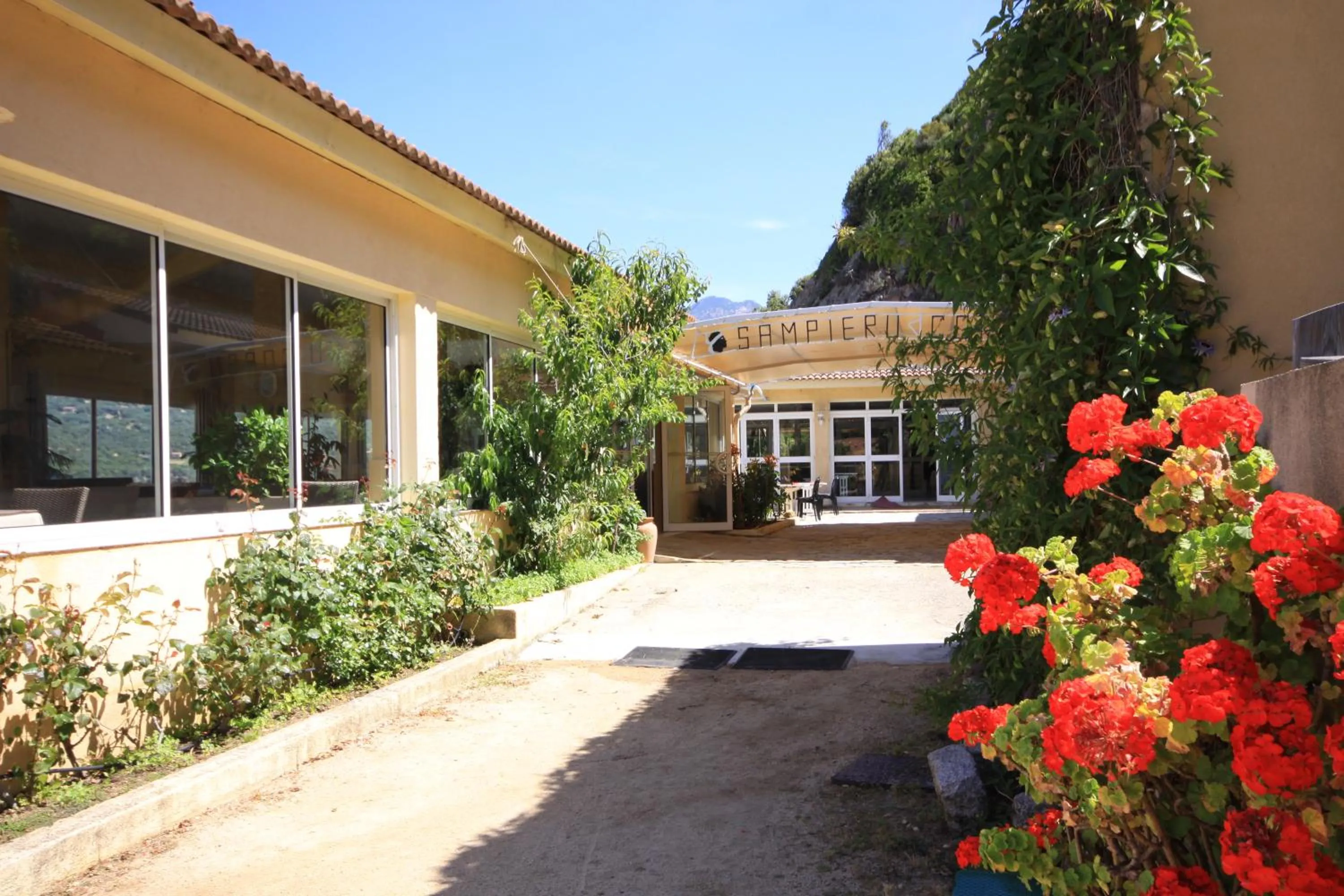 Facade/entrance in Hôtel Sampiero