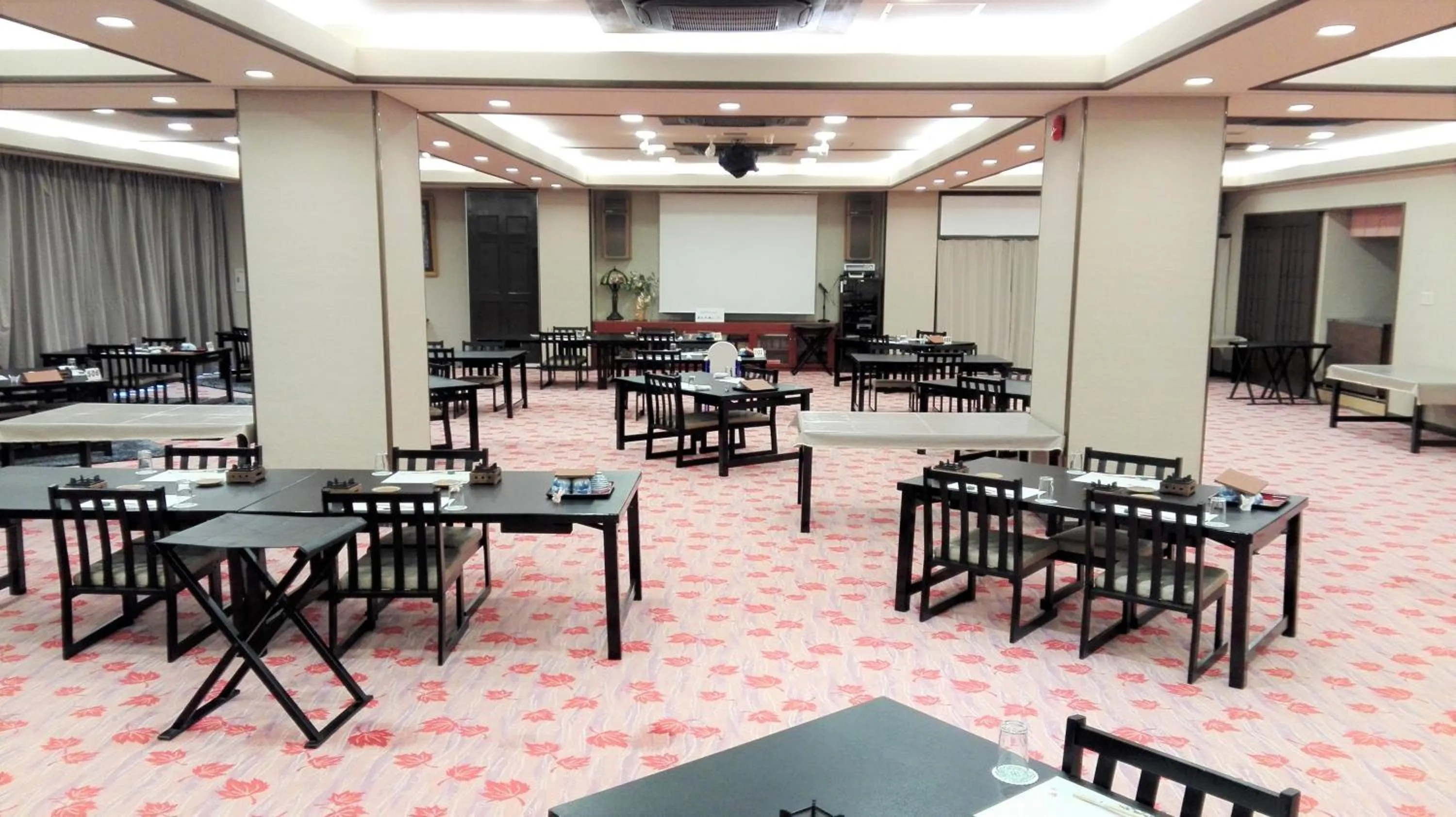 Restaurant/places to eat in Saga Grace Hotel