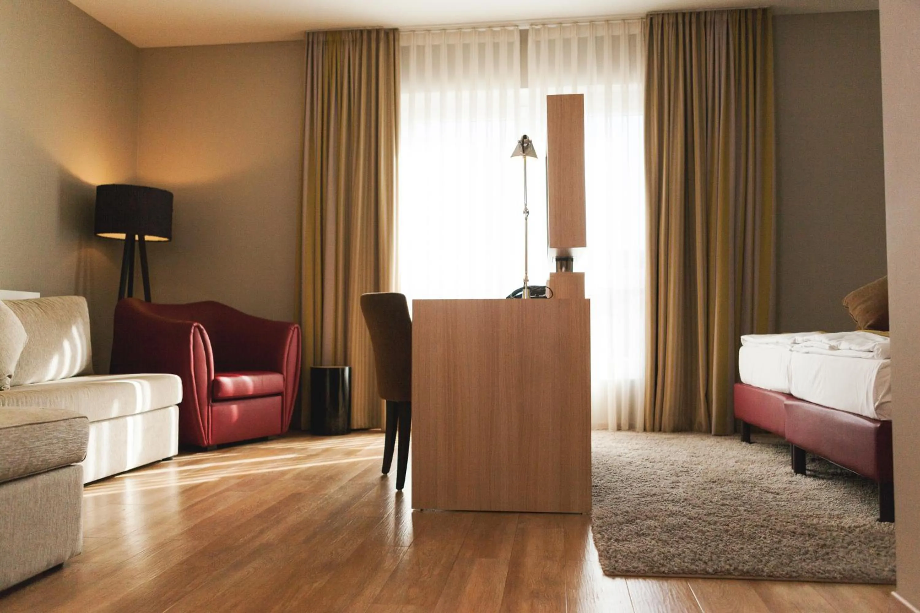 Seating area, Bed in Weinhotel Kaisergarten