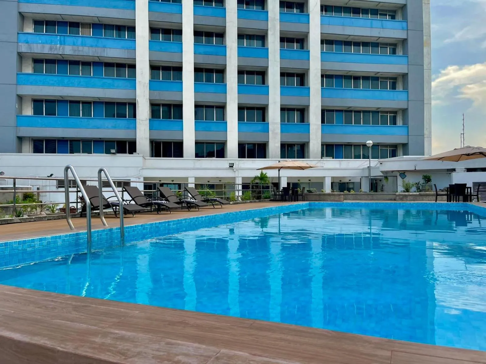 Swimming pool in Pearl Manila Hotel