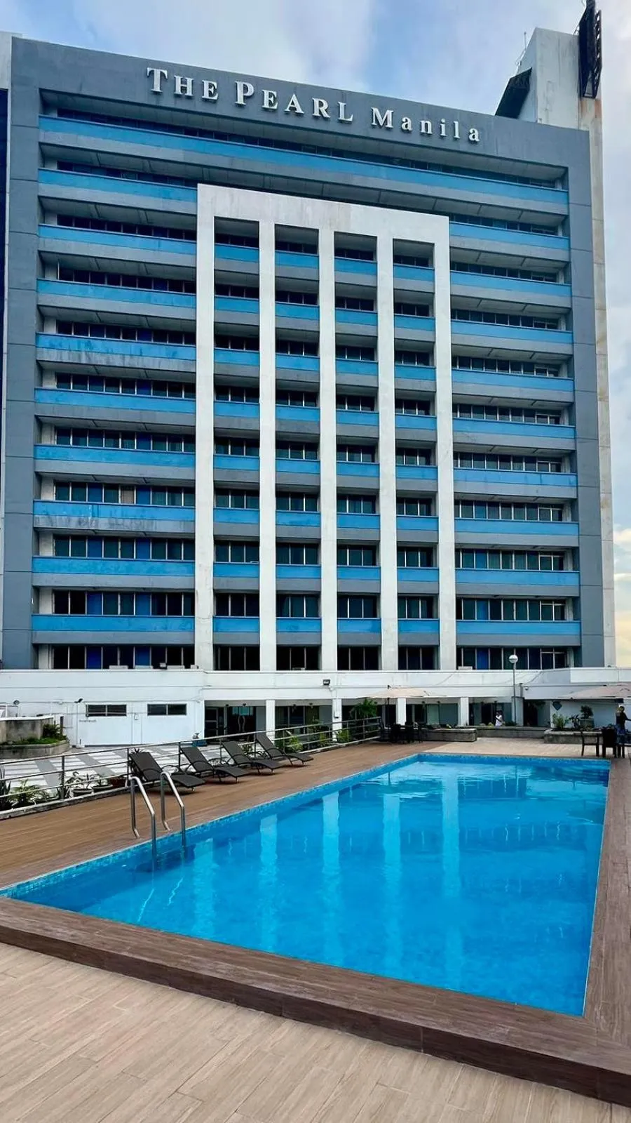 Swimming pool in Pearl Manila Hotel