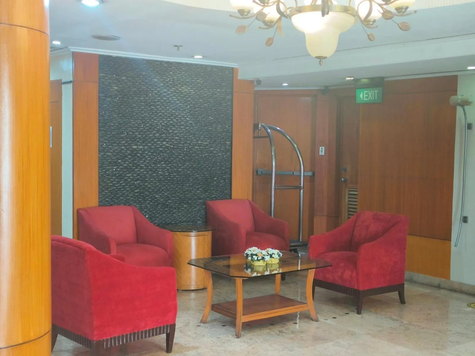 Lobby or reception in Pearl Manila Hotel