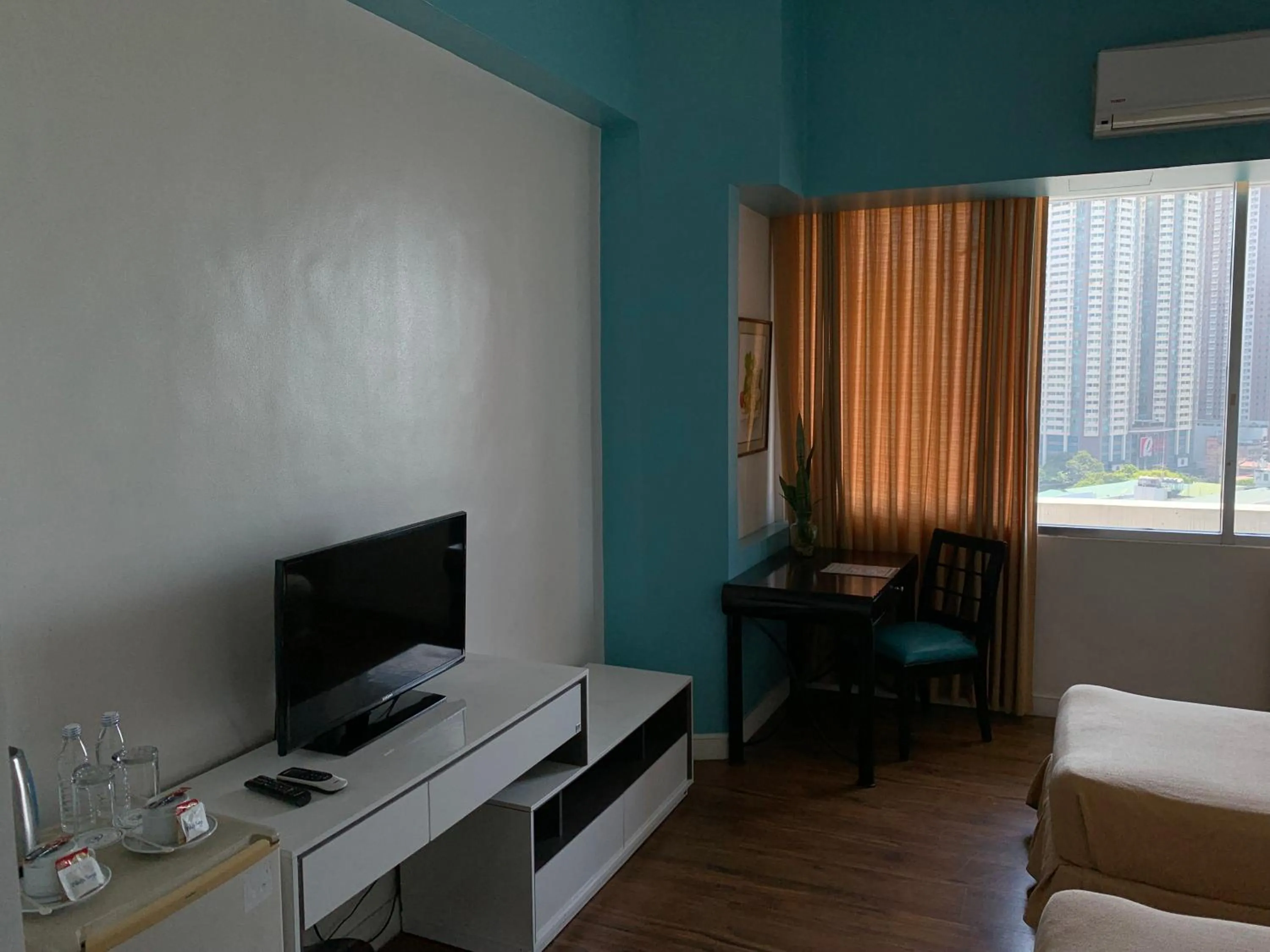 Photo of the whole room in Pearl Manila Hotel