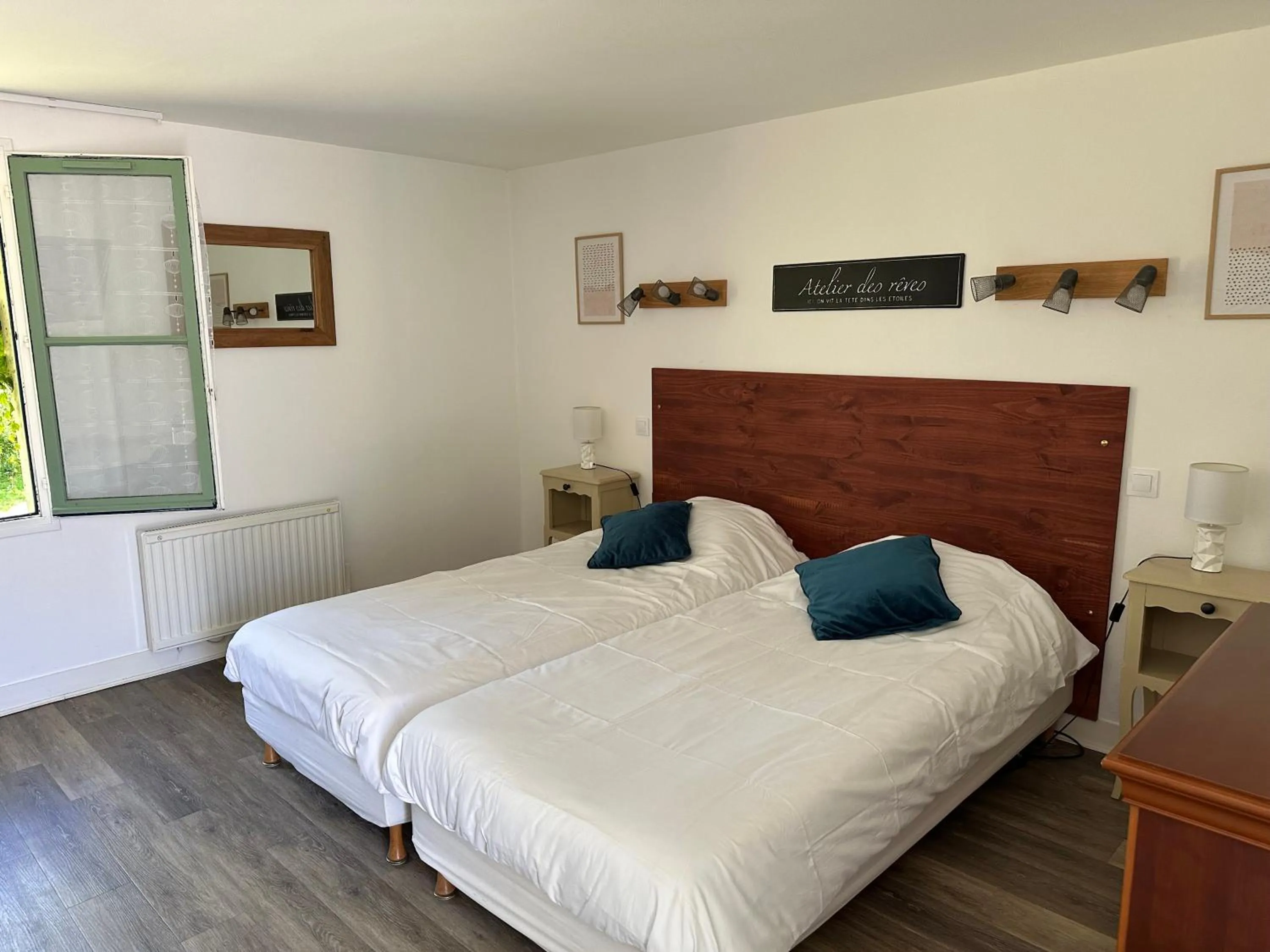 Bed in Logis Hôtel La Demeure du Perron