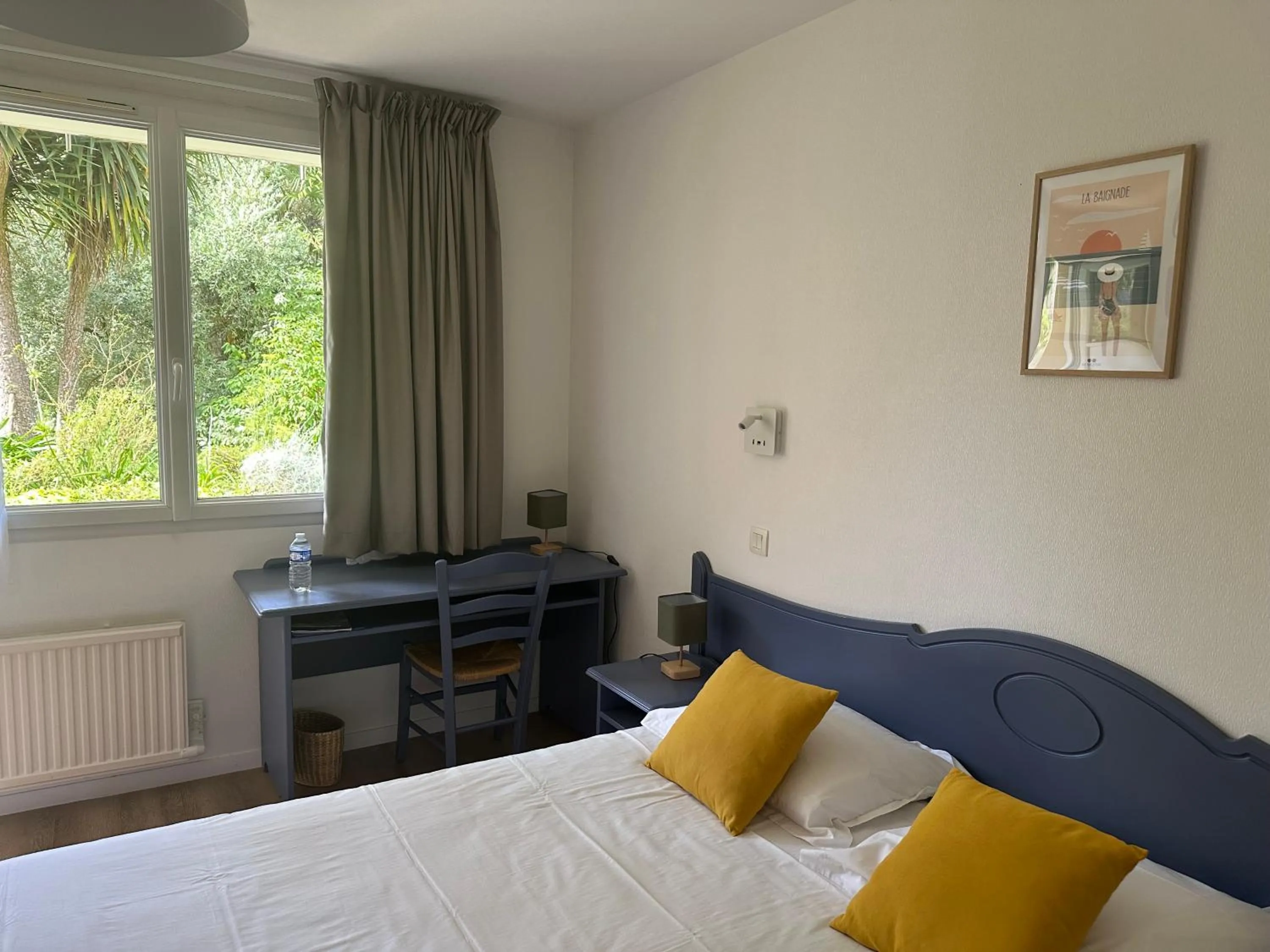 Bed in Logis Hôtel La Demeure du Perron