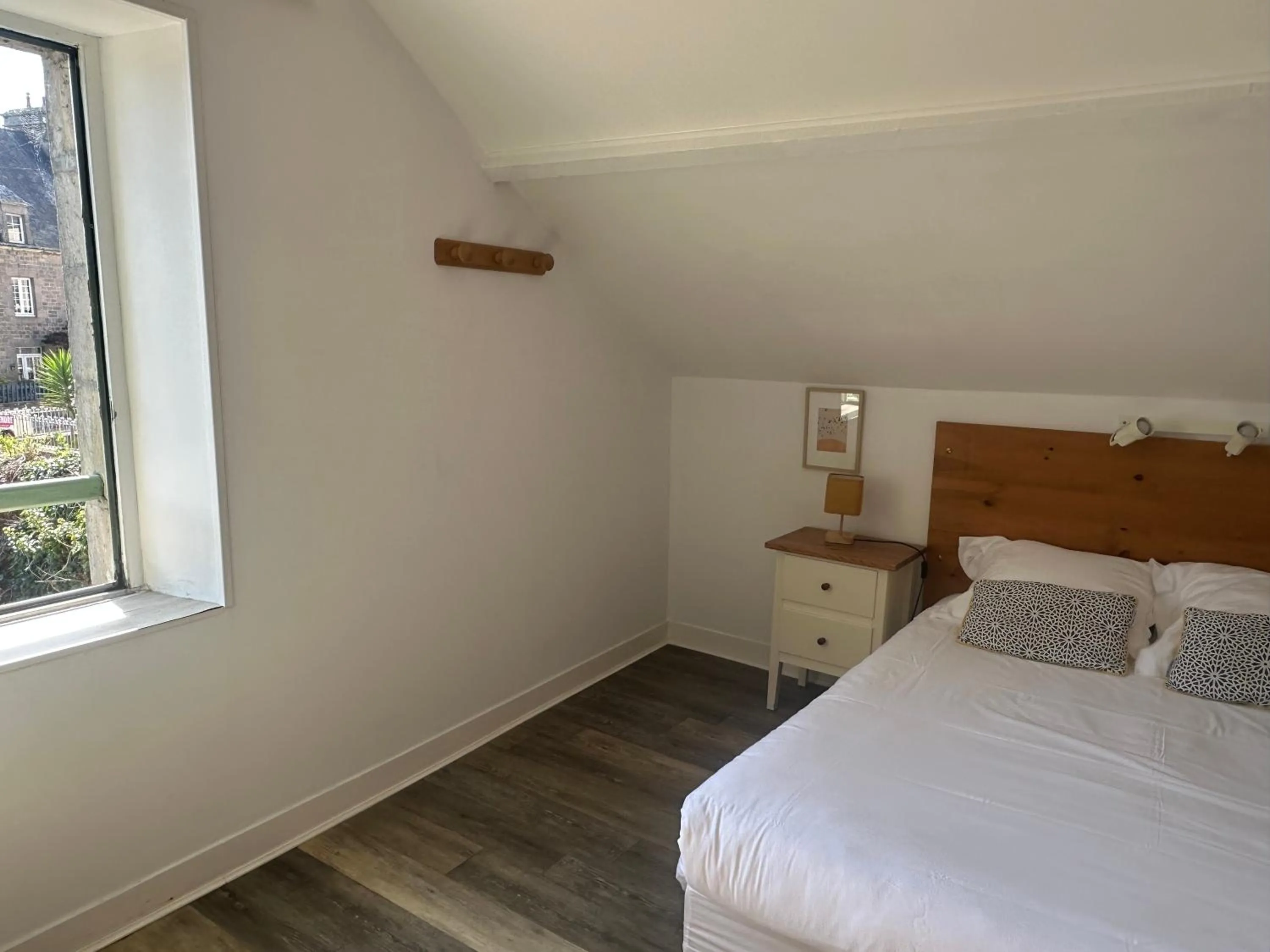 Bed in Logis Hôtel La Demeure du Perron