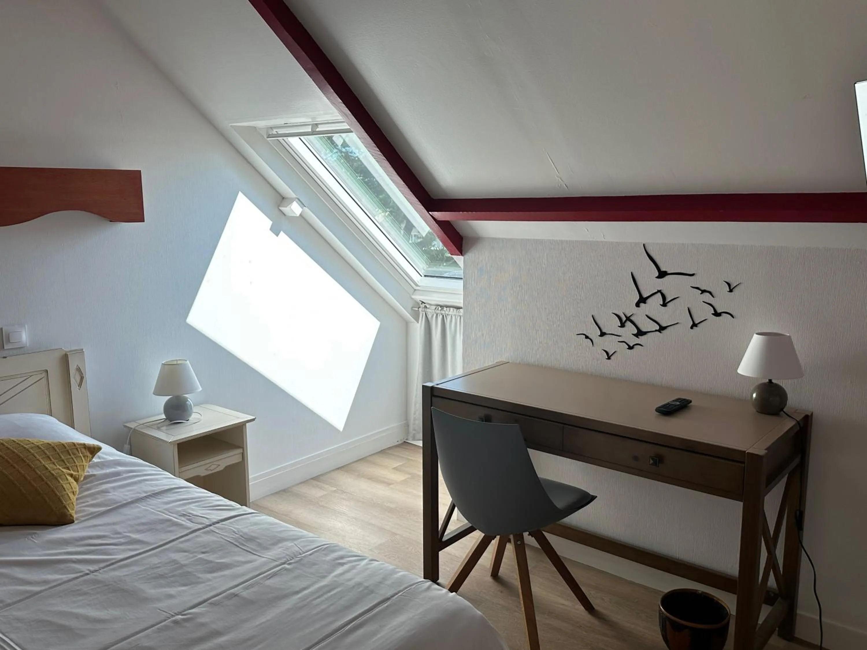 Bed in Logis Hôtel La Demeure du Perron