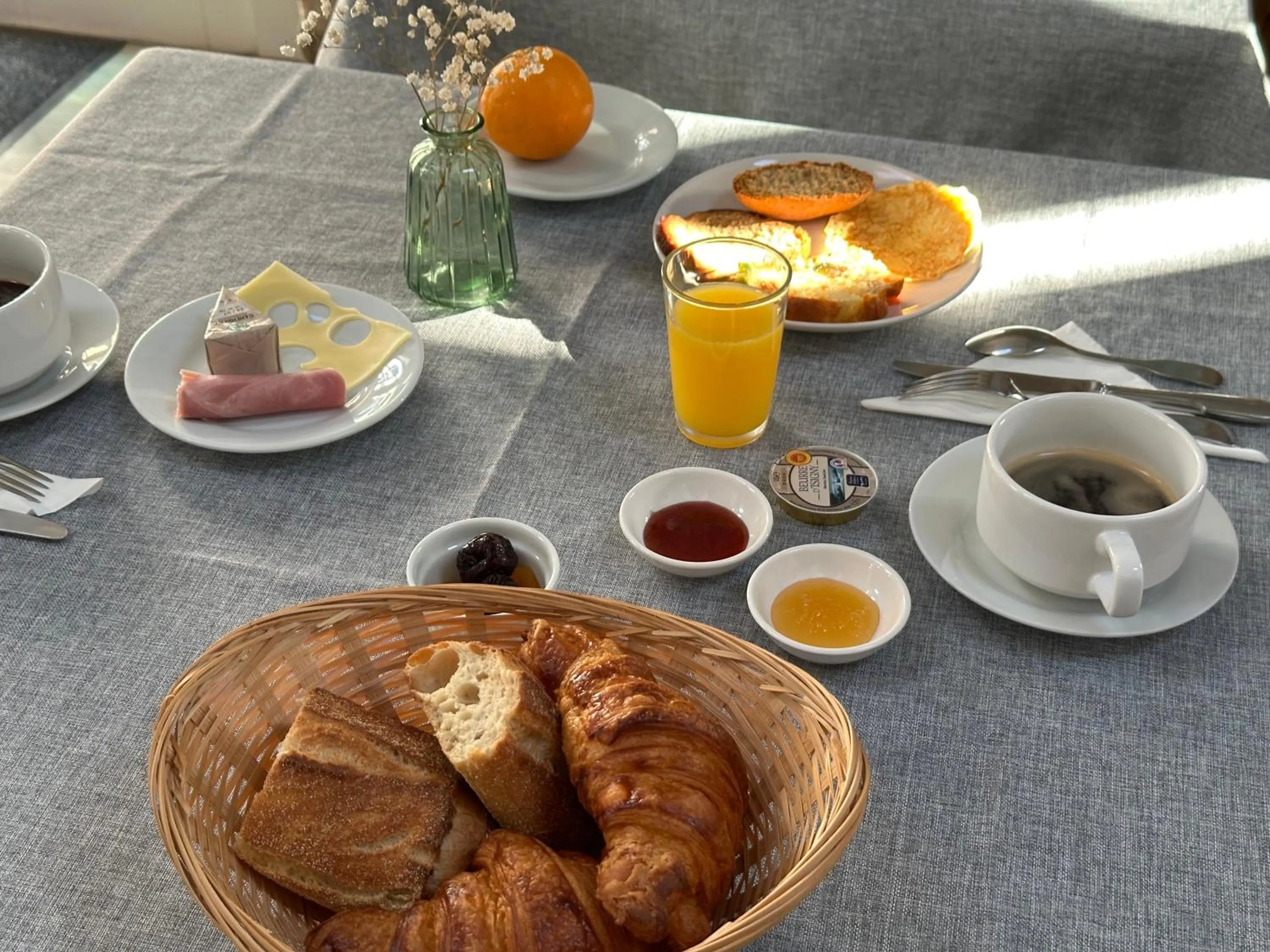 Breakfast in Logis Hôtel La Demeure du Perron