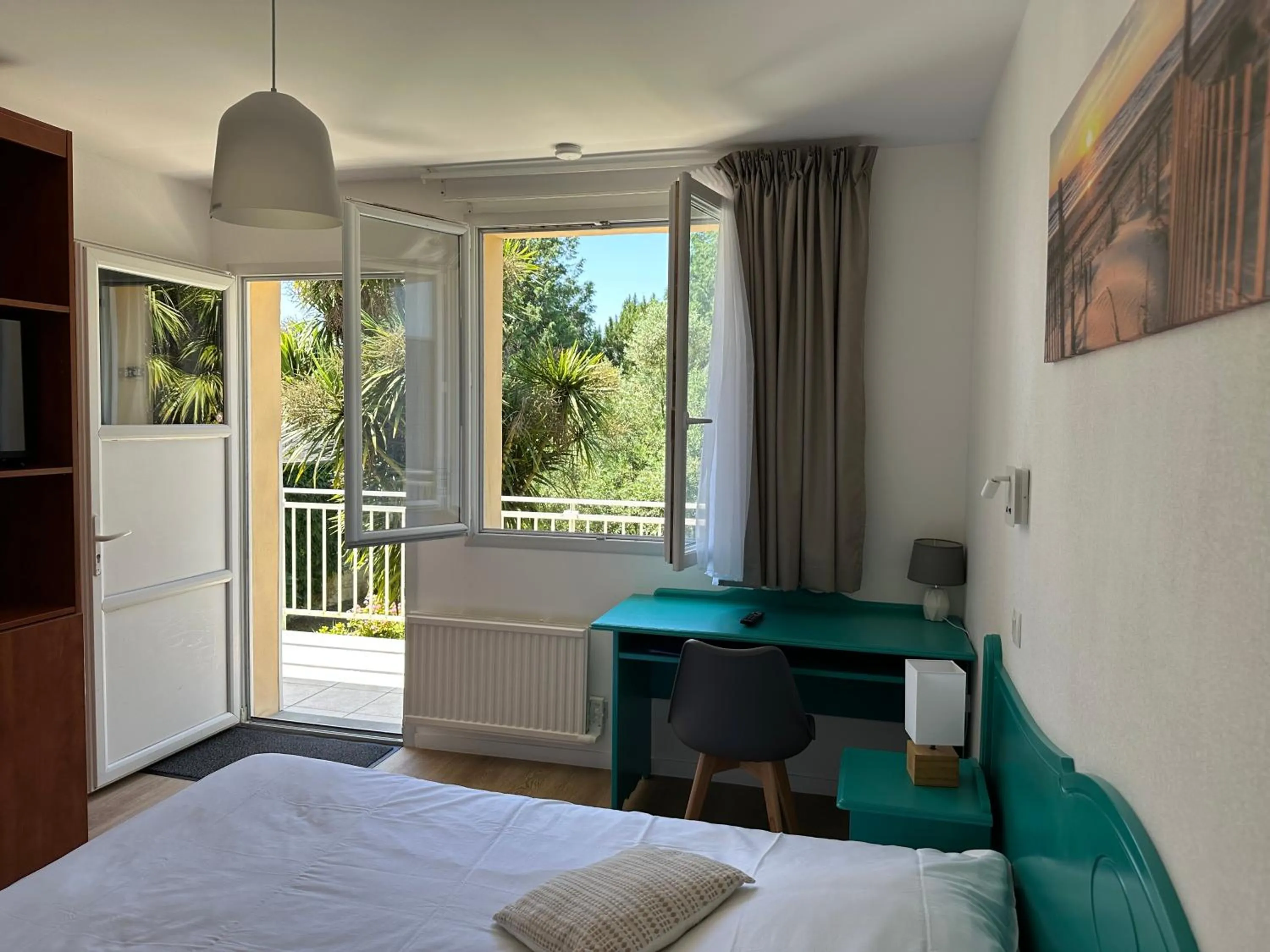 Bed in Logis Hôtel La Demeure du Perron