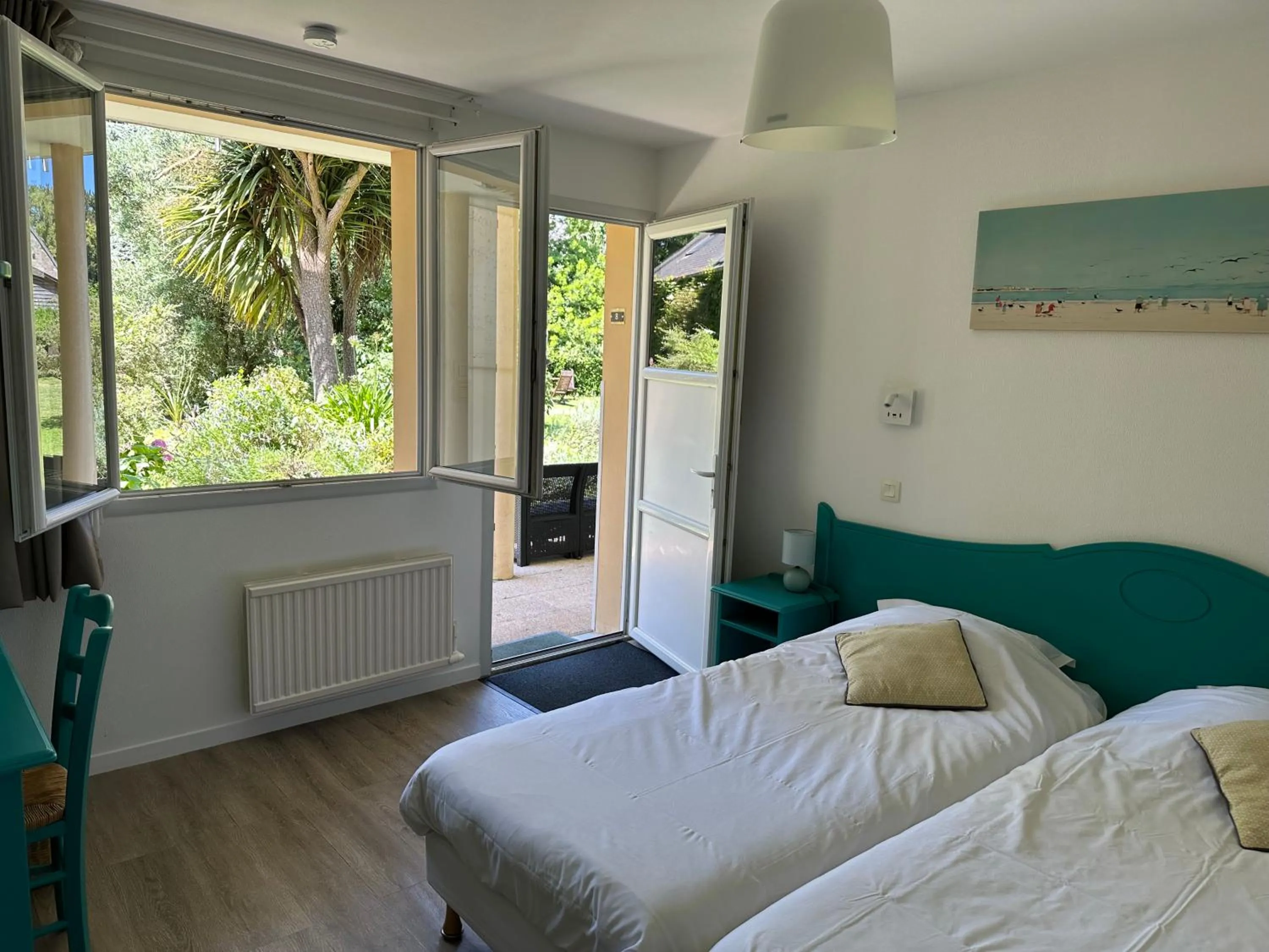 Bed in Logis Hôtel La Demeure du Perron