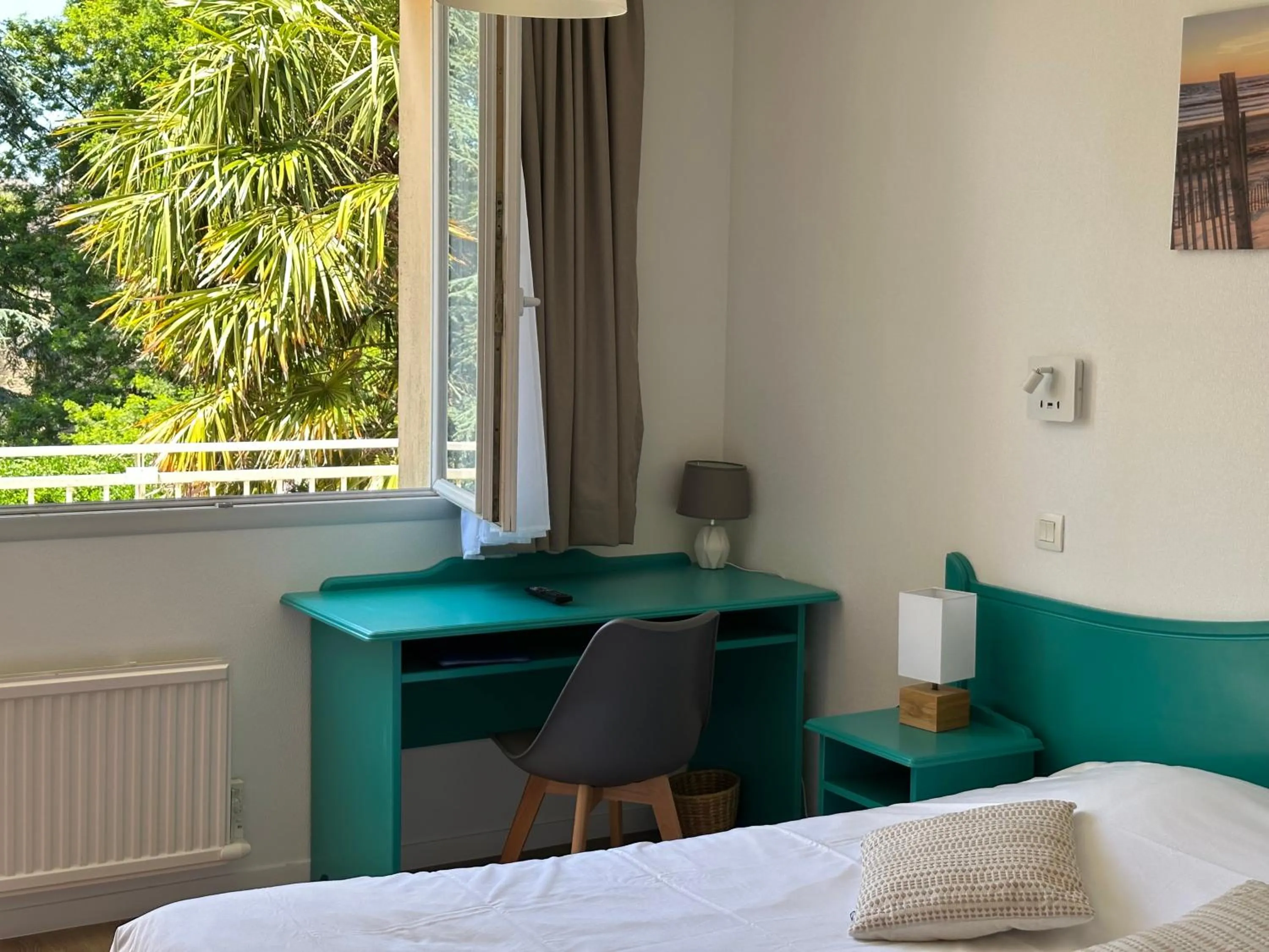 Bed in Logis Hôtel La Demeure du Perron