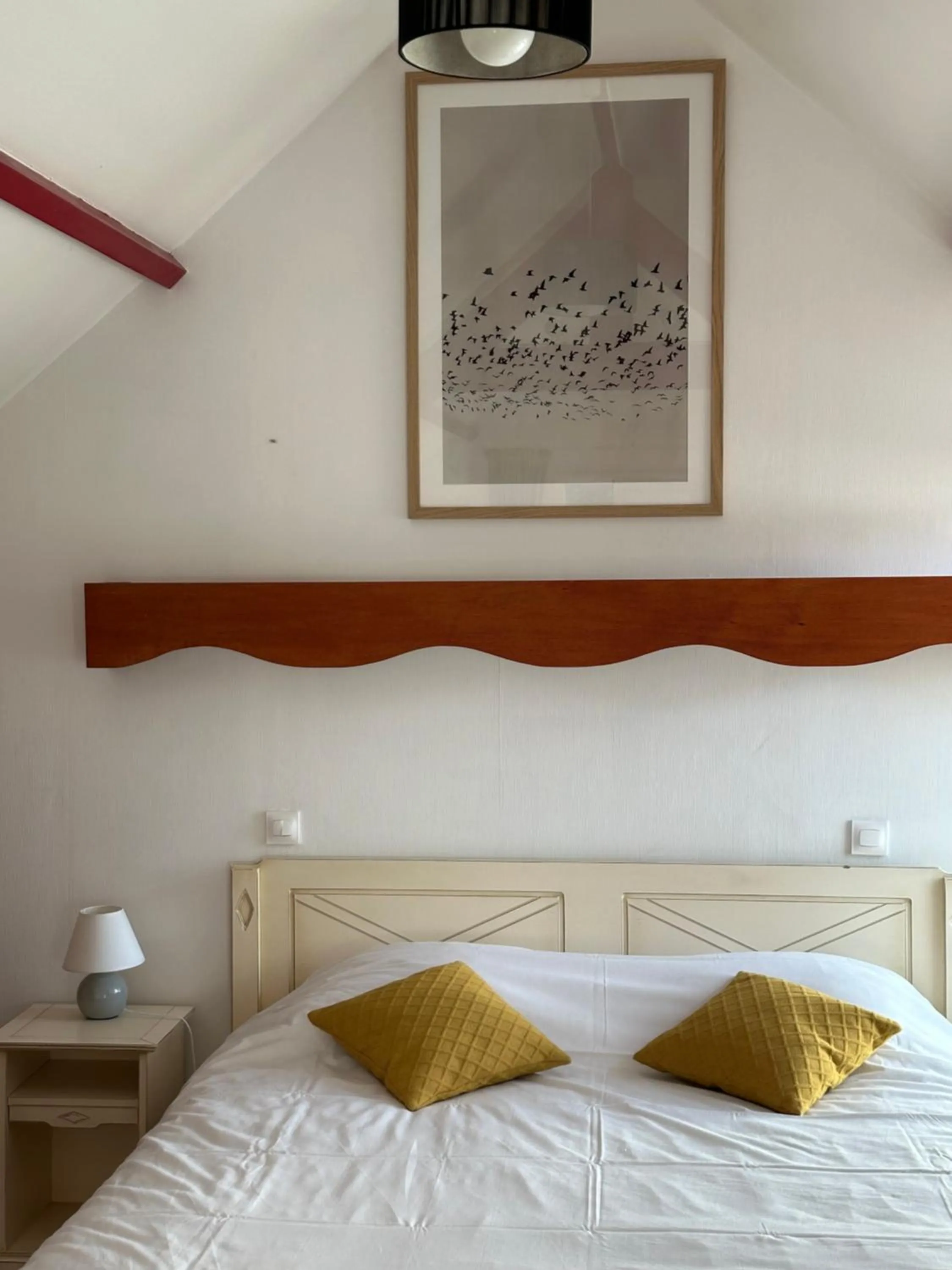 Bed in Logis Hôtel La Demeure du Perron