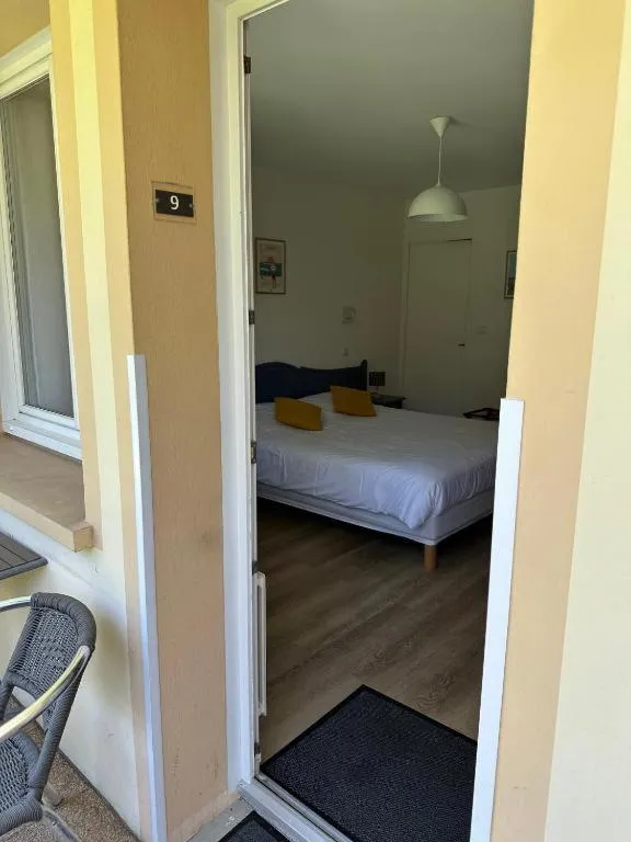 Bed in Logis Hôtel La Demeure du Perron