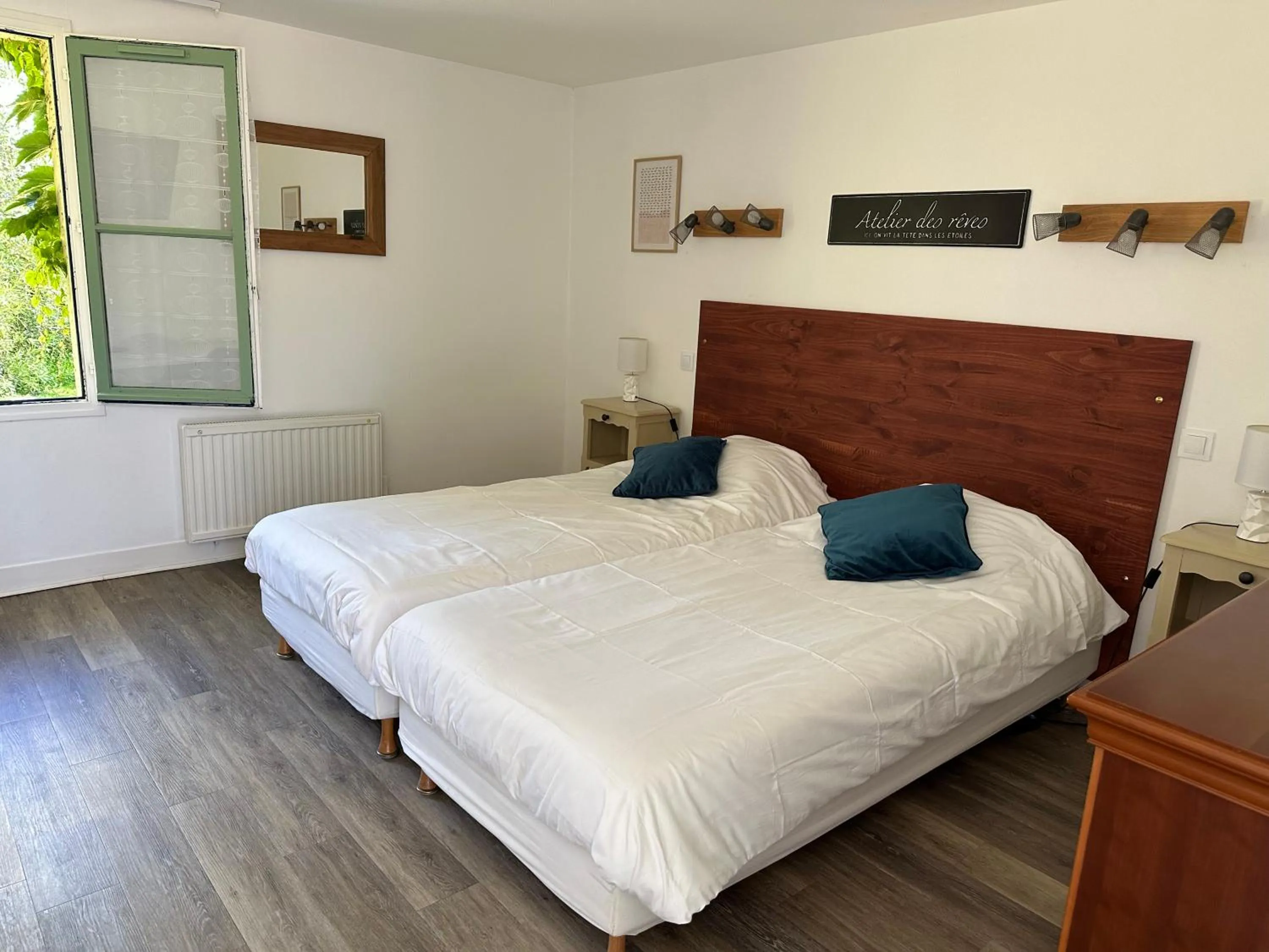 Bed in Logis Hôtel La Demeure du Perron