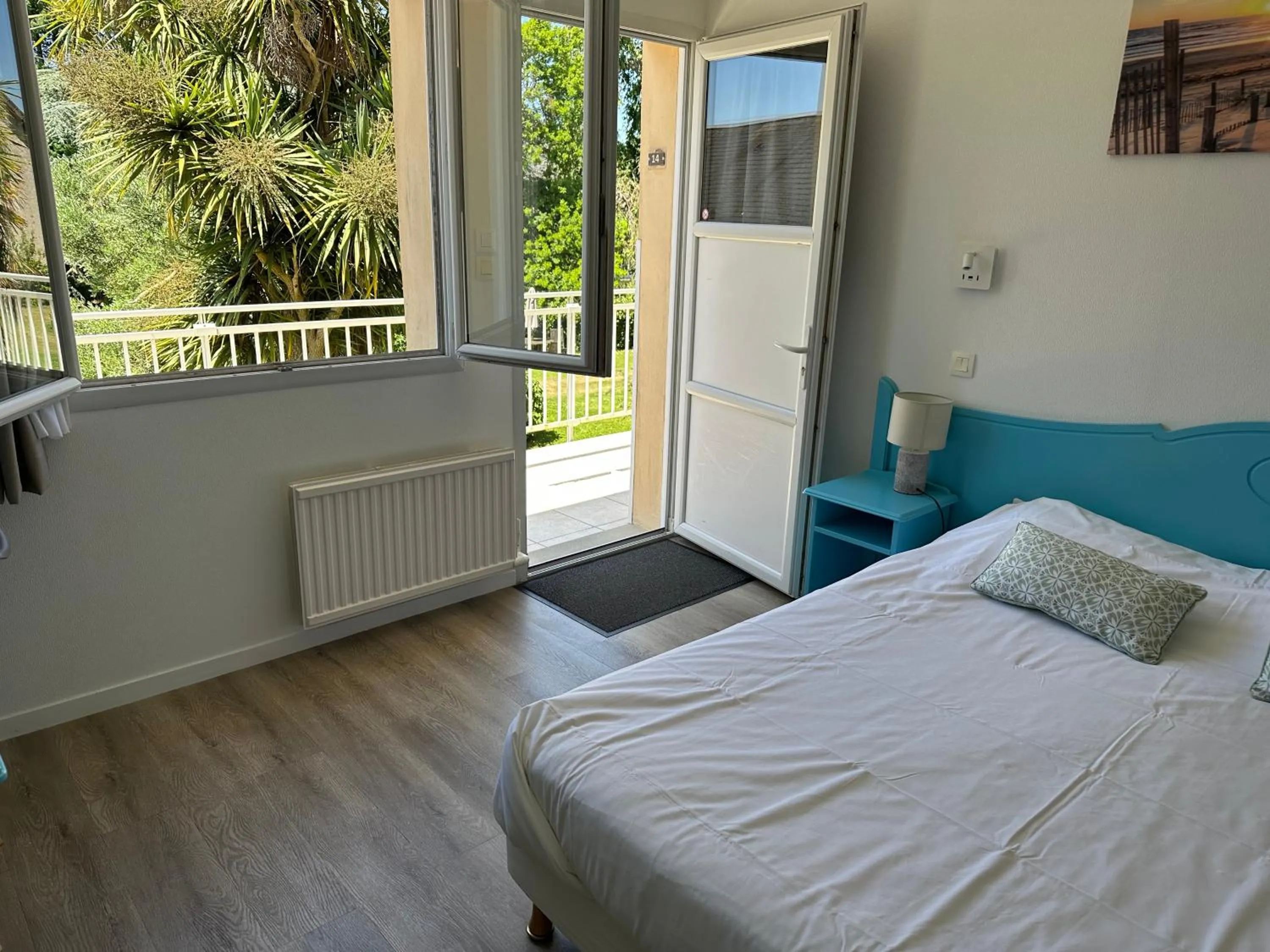 Bed in Logis Hôtel La Demeure du Perron