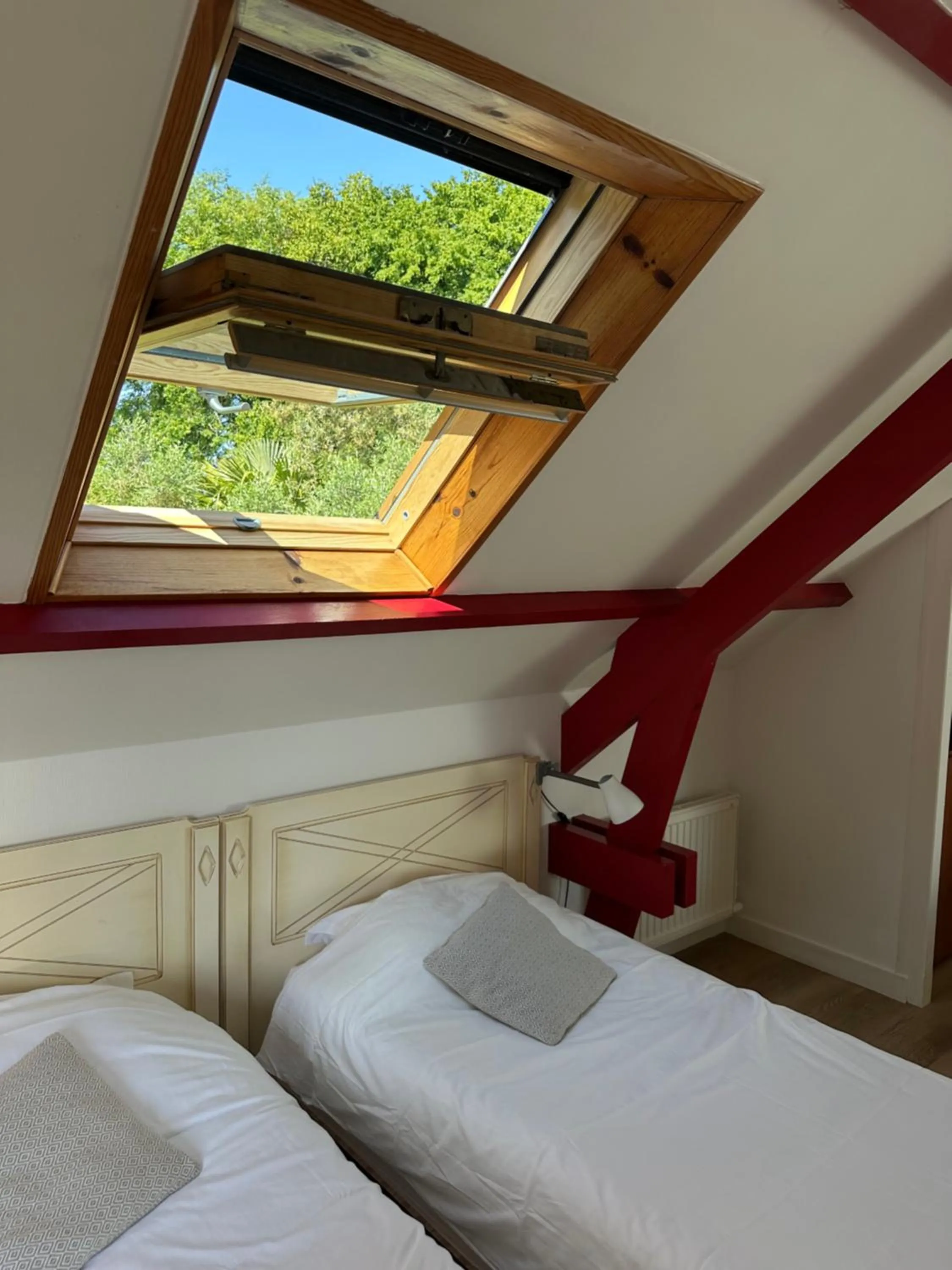 Bed in Logis Hôtel La Demeure du Perron