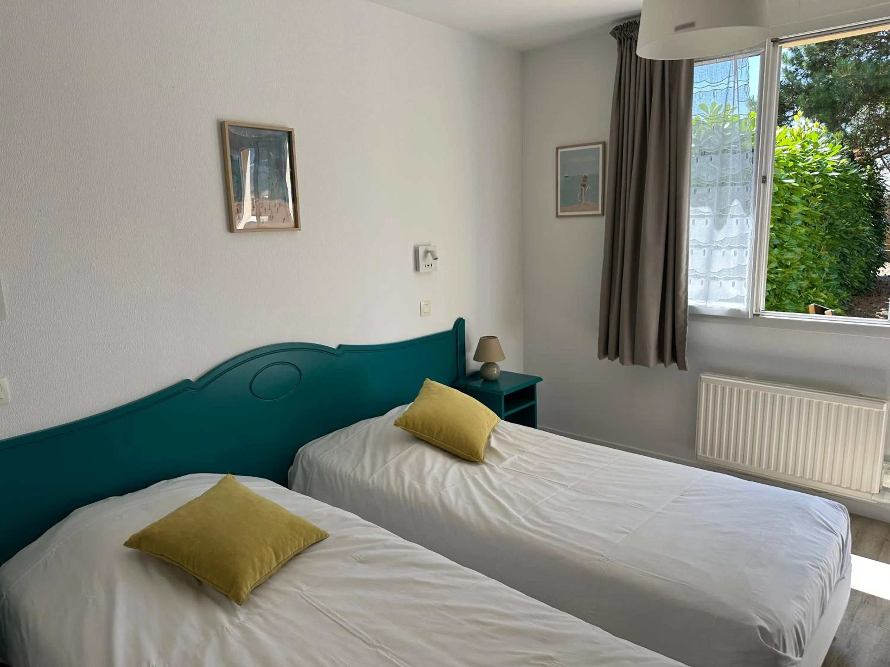 Bed in Logis Hôtel La Demeure du Perron