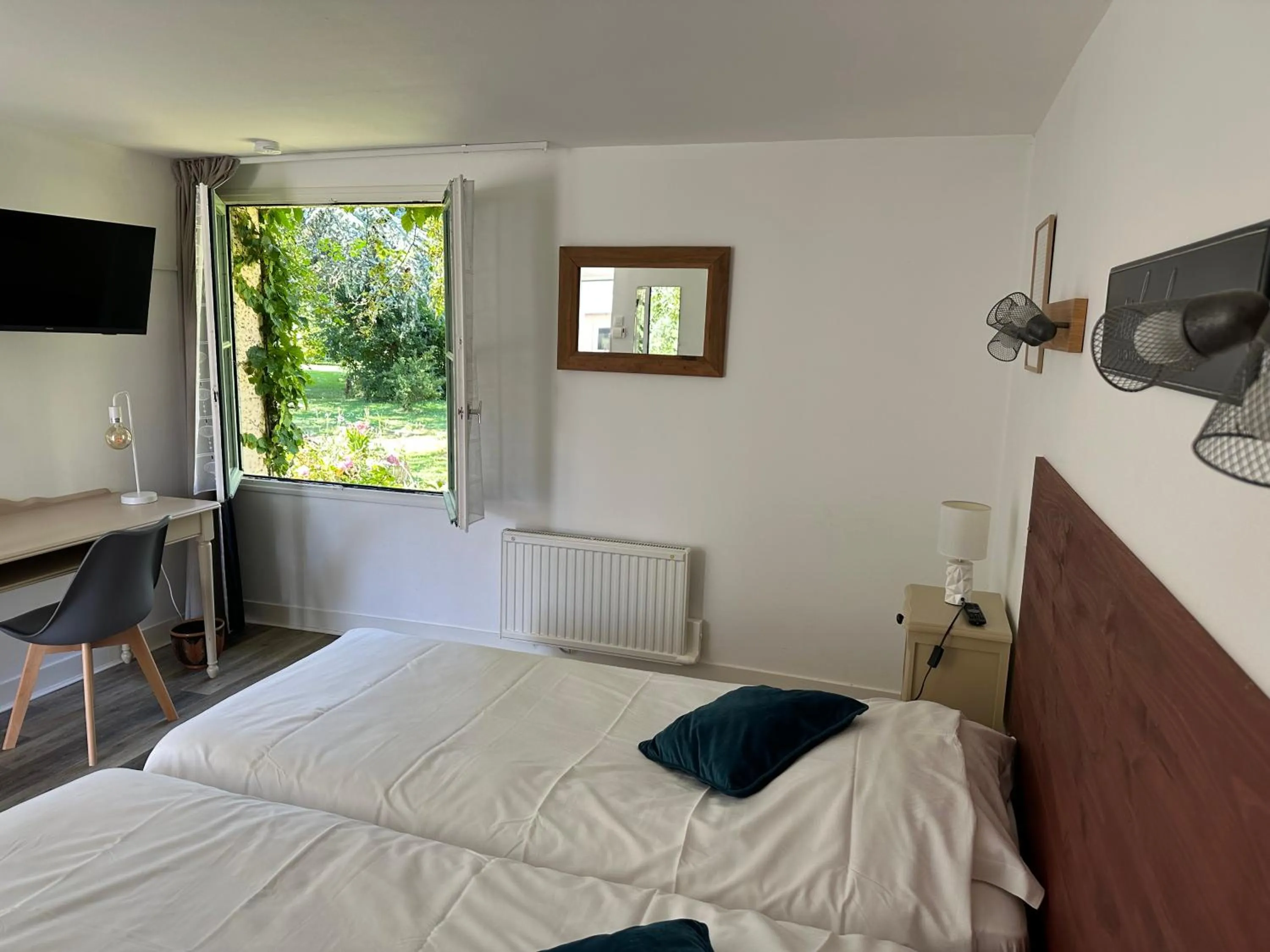 Bed in Logis Hôtel La Demeure du Perron