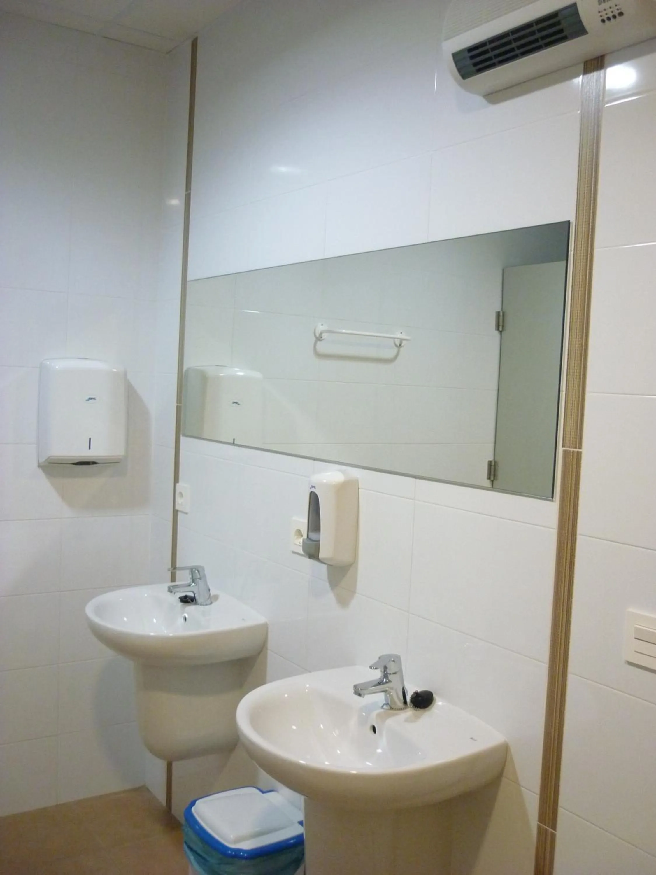 Bathroom in Pensión-Albergue Puente Ribeira