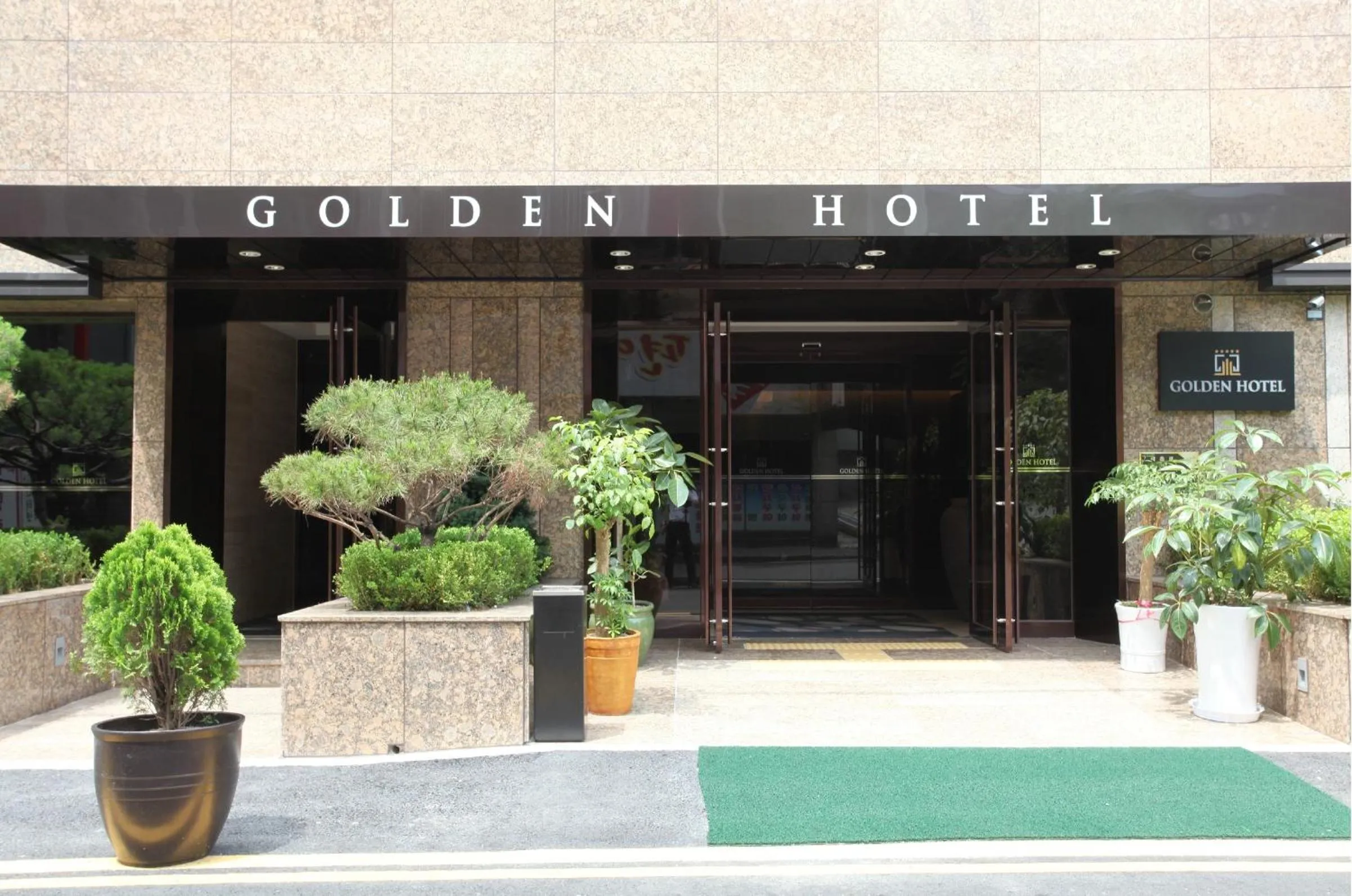 Facade/entrance in Golden Hotel Incheon